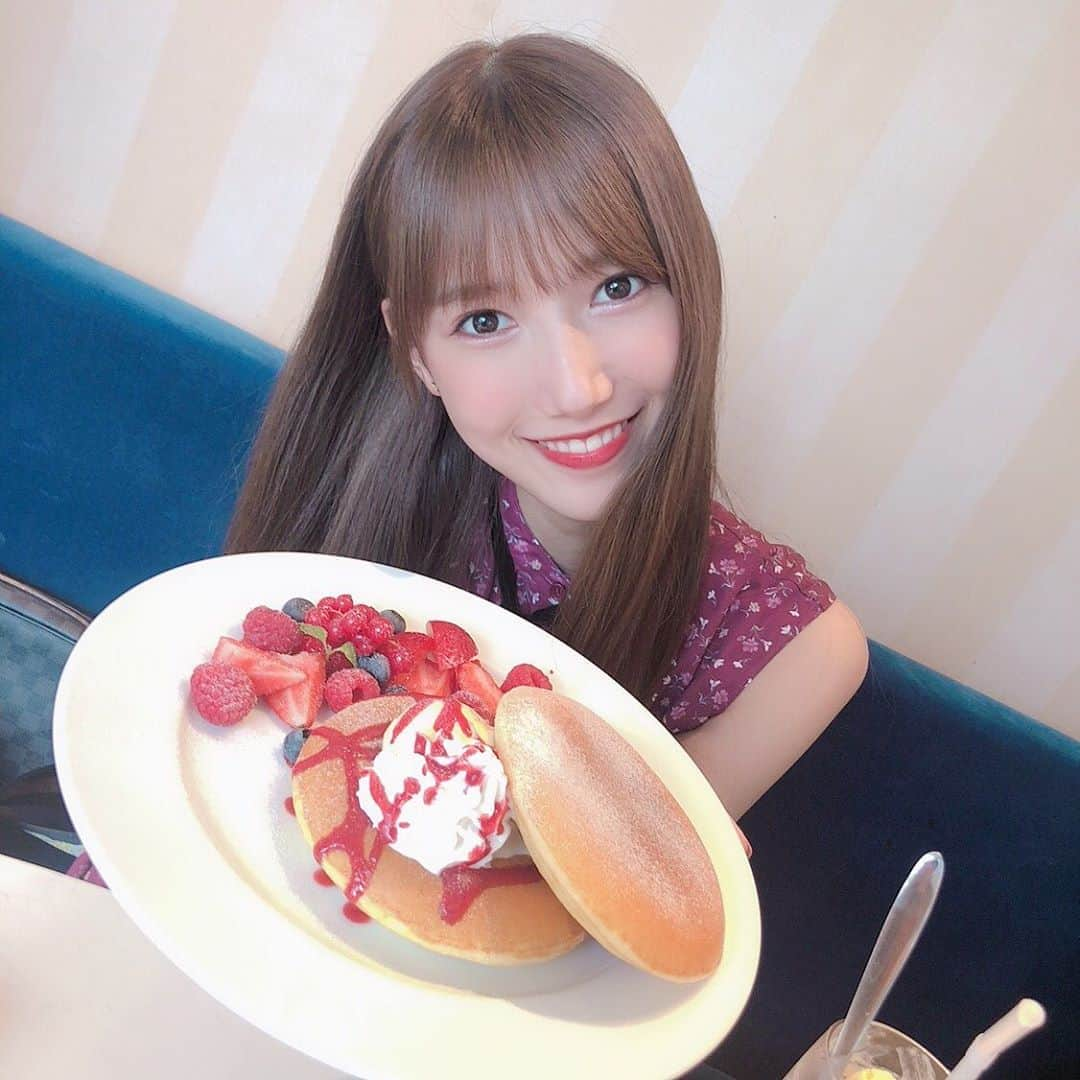 田中菜津美さんのインスタグラム写真 - (田中菜津美Instagram)「最近は体型維持のために 食べたいもの我慢してるんだけど . 1週間に1回は好きなもの好きなだけ 食べていい日💕(自分ルール)😂 . いい笑顔☺️👏 #ootd #pancake #パンケーキ #幸せ #いちご #きっと #0キロカロリー」8月20日 20時57分 - natsumitanaka_0810