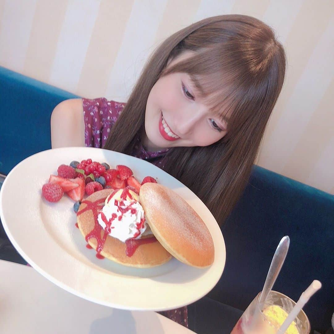 田中菜津美さんのインスタグラム写真 - (田中菜津美Instagram)「最近は体型維持のために 食べたいもの我慢してるんだけど . 1週間に1回は好きなもの好きなだけ 食べていい日💕(自分ルール)😂 . いい笑顔☺️👏 #ootd #pancake #パンケーキ #幸せ #いちご #きっと #0キロカロリー」8月20日 20時57分 - natsumitanaka_0810