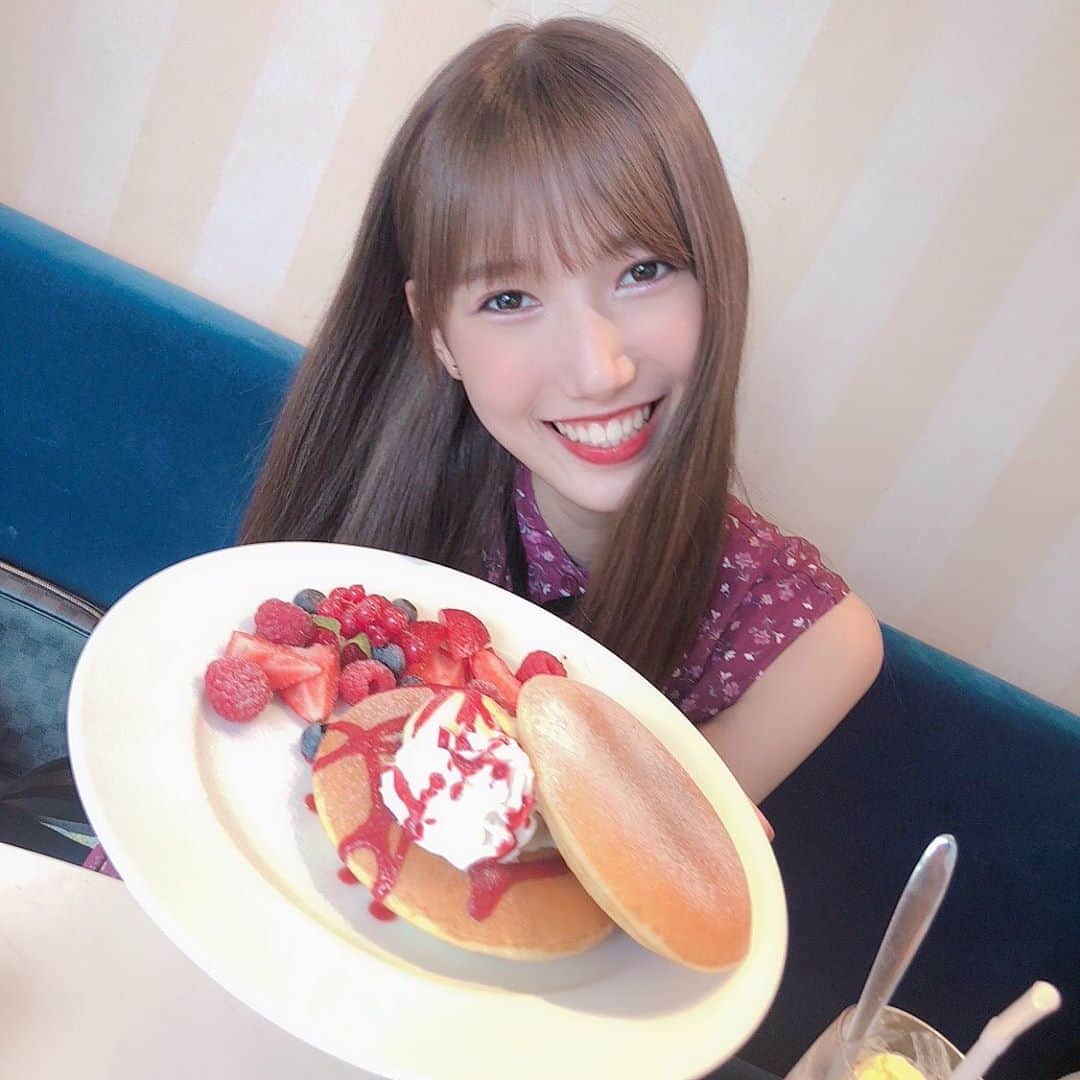 田中菜津美さんのインスタグラム写真 - (田中菜津美Instagram)「最近は体型維持のために 食べたいもの我慢してるんだけど . 1週間に1回は好きなもの好きなだけ 食べていい日💕(自分ルール)😂 . いい笑顔☺️👏 #ootd #pancake #パンケーキ #幸せ #いちご #きっと #0キロカロリー」8月20日 20時57分 - natsumitanaka_0810