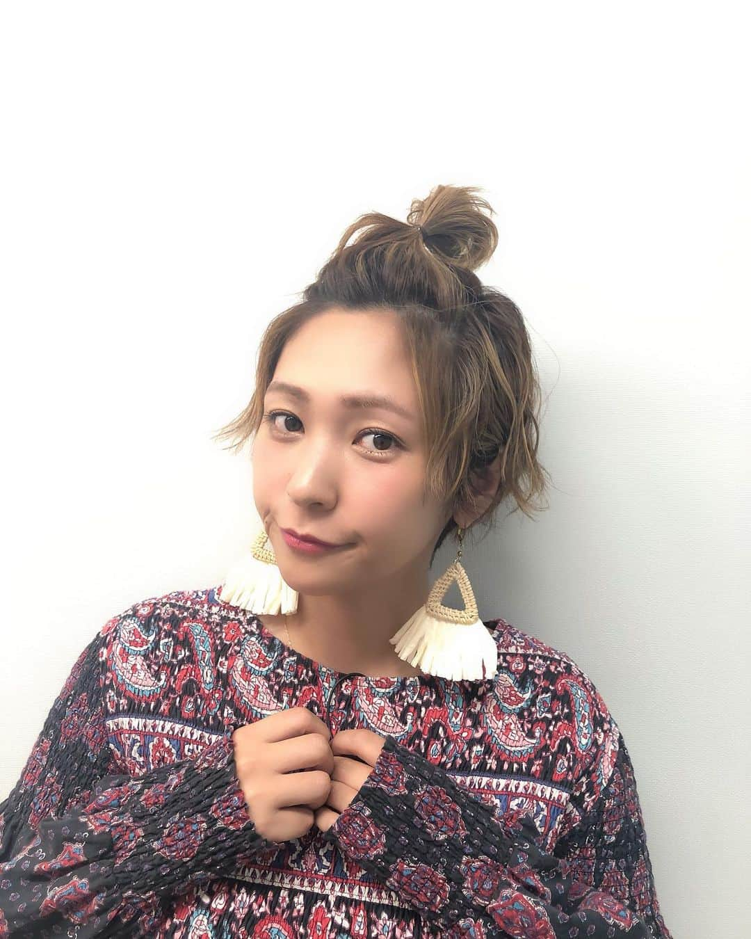 近藤夏子さんのインスタグラム写真 - (近藤夏子Instagram)「お団子ヘアアレンジ❤️✨ メイクさんにやってもらったよん🤗 自分でもできたらいいのになぁーー 巻いてぇ、前髪のところお団子にしてぇ、後れ毛うまいこと巻いてぇ、残ってる髪の毛をピンで止める📍 わかっちゃいるけど、自分ではうまくできないよ😆笑 #ヘアアレンジ #ショートヘアアレンジ #お団子 #お団子アレンジ #ショートカット #ミント #いつもありがとうございます」8月20日 20時57分 - kondonatsuko