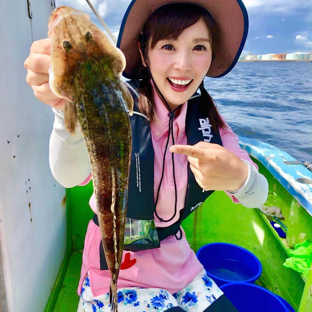 井上直美さんのインスタグラム写真 - (井上直美Instagram)「マゴチ釣り。難しいから超楽しいけどあの食わすまでの駆け引きがどうも苦手でめちゃくちゃ下手くそ。あの駆け引きって恋愛に通ずるものあるよね。いつまでたっても苦手。はあ、、もういい大人なのに。くしょう  #釣り  #釣りガール  #詳しくは絶賛発売中のつり丸観てね！  #マゴチ  #マゴチ釣り  #つり丸  #トレインアングラー  #電車釣行  #だてまき丸  #東京湾  #アルファタックル  #サンヨーナイロン  #井上直美  #なおチンぎょ  #釣り好きな人と繋がりたい」8月20日 20時57分 - naochingyo