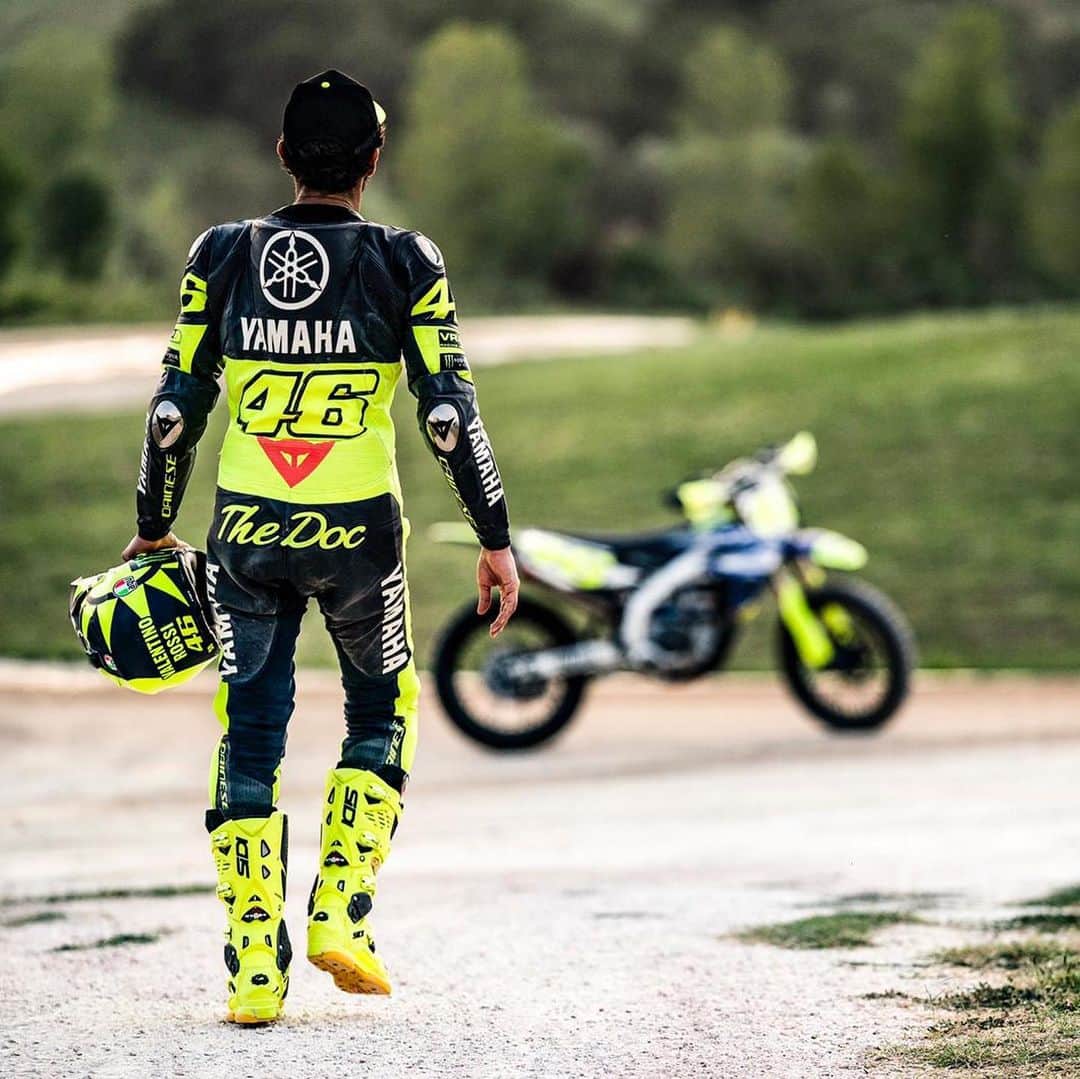 バレンティーノ・ロッシのインスタグラム：「Saturday training at the MotoRanch with the @vr46ridersacademyofficial  È stato bello passare un po’ di tempo con @manuelmateo_ (pic4)📸 @camilss」