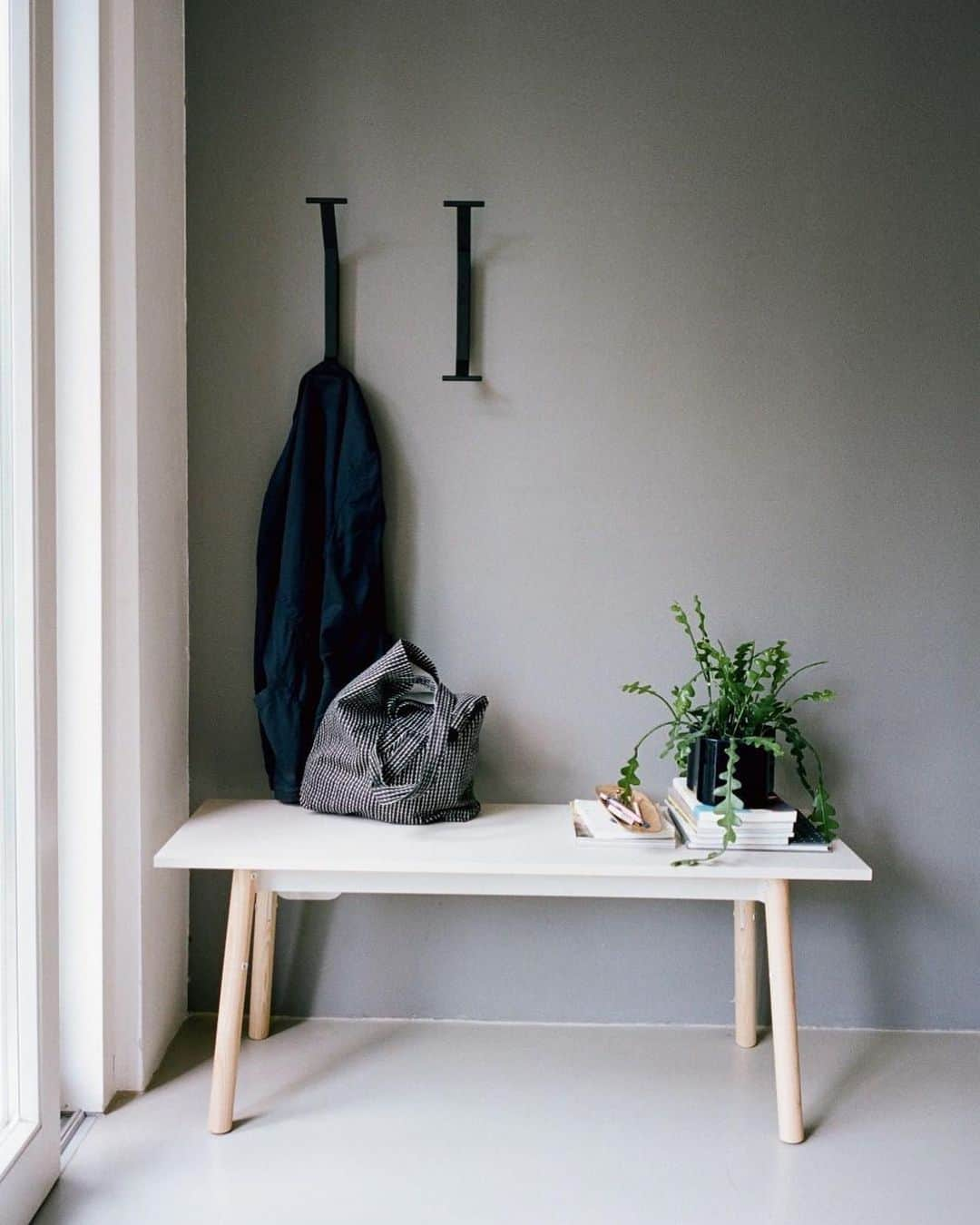 Artekさんのインスタグラム写真 - (ArtekInstagram)「The Kiila Bench makes a great addition to any hallway, whether used as a sideboard for plants and books or as a seat. #artek #danielrybakken #kiilabench #bench #hallway #interior」8月20日 21時01分 - artekglobal