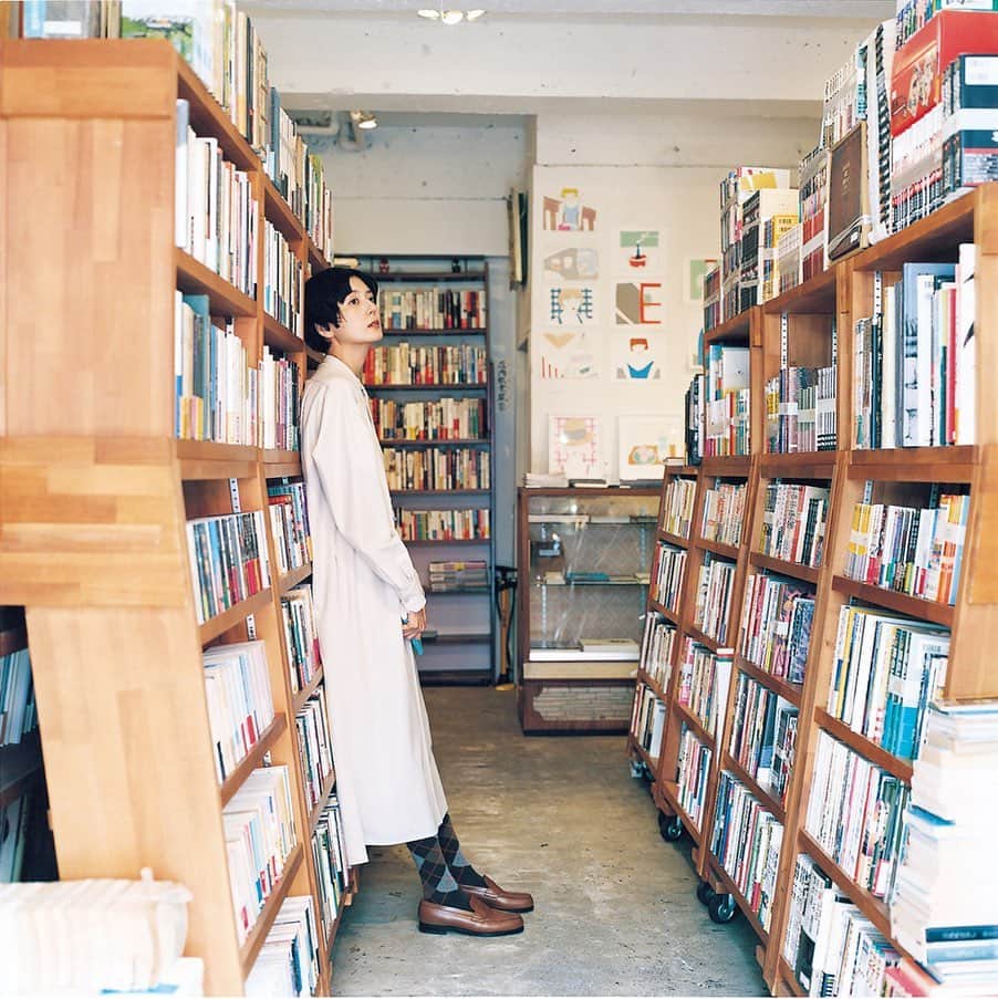 &Premium [&Premium] magazine.さんのインスタグラム写真 - (&Premium [&Premium] magazine.Instagram)「【きょう発売】“INSPIRING BOOKS”「あの人が、もう一度読みたい本」は、きょう8月20日（火）発売です。 巻頭企画「私が、もう一度読みたい本」では、本好き11人が選んだ本をブックリストと共に紹介。菊池亜希子さん（@kikuchiakiko_official）の“心の本”は、ミヒャエル・エンデの『モモ』と武田百合子の『ことばの食卓』。『モモ』を繰り返し読んでいるのは、「放っておくと自分が“灰色の男たち”の側になってしまうから」と教えてくれました。（→p.42） photo : Takashi Ehara ※地域により発売日は若干異なります。 #andpremium #アンドプレミアム #あの人がもう一度読みたい本 #INSPIRINGBOOKS #菊池亜希子 #ミヒャエルエンデ #michaelende #michaelendemomo  #武田百合子 #ことばの食卓」8月20日 21時01分 - and_premium