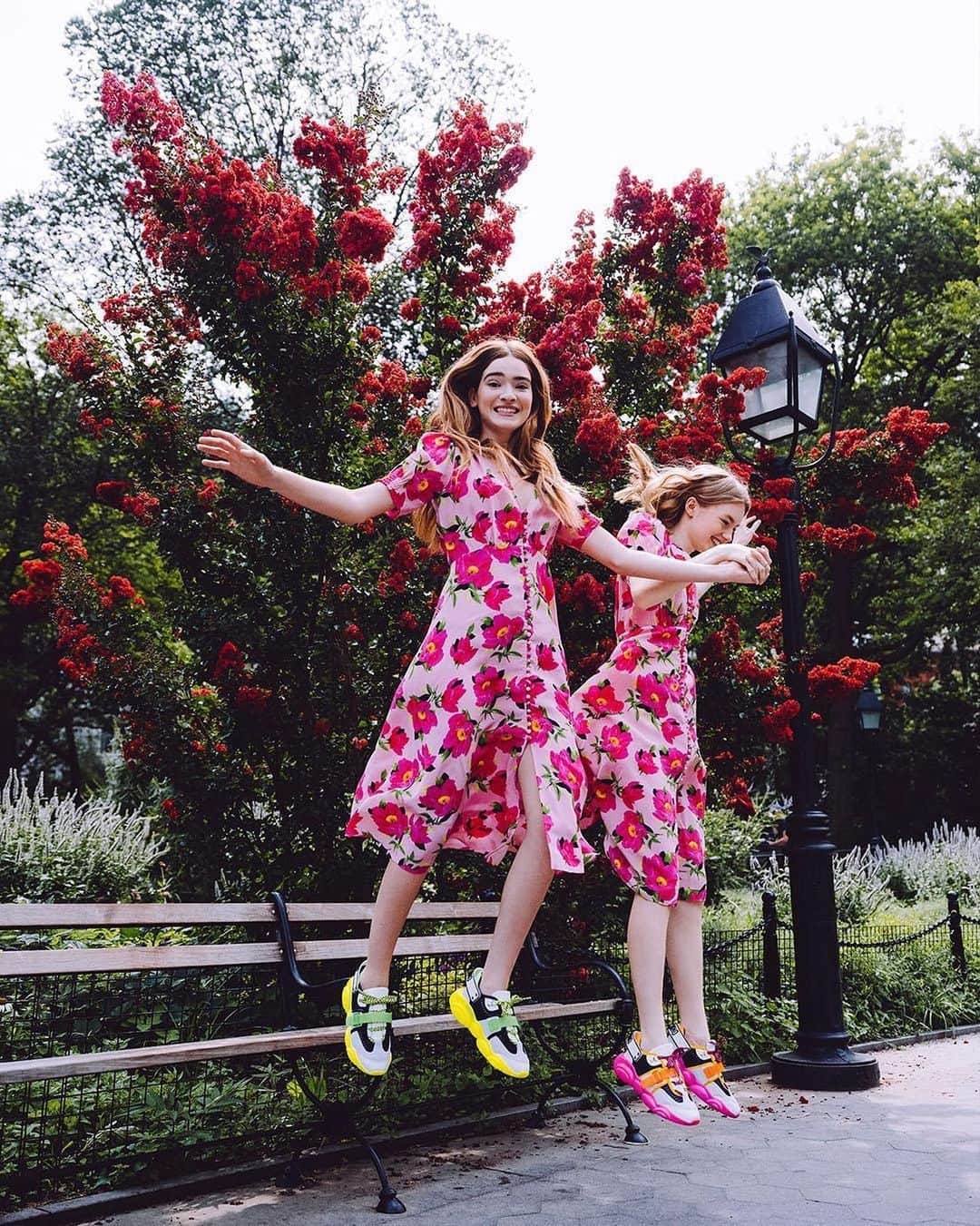 Bloomingdale'sさんのインスタグラム写真 - (Bloomingdale'sInstagram)「Matching in florals for #TwinningTuesday (yes, it's a real thing) 👯‍♀️🌺 Tag your style twin in the comments! 📷: @kat_in_nyc . . . . . . . #Florals #FloralDress #Sneakers #OutfitInspo #StyleInspo #Twinsies #Twinning #Style #SummerStyle #Fashion #Bloomingdales」8月20日 21時02分 - bloomingdales