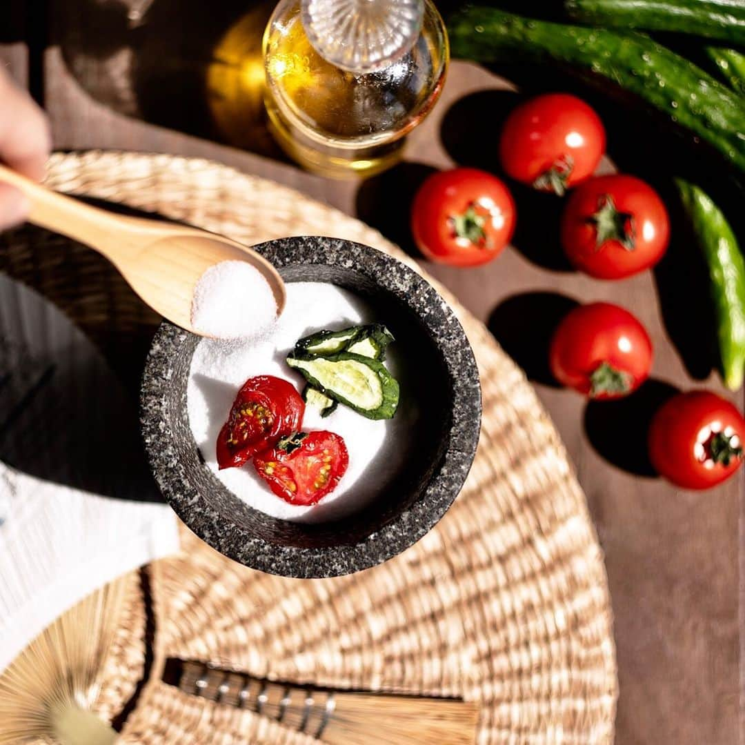 Andaz Tokyo アンダーズ 東京さんのインスタグラム写真 - (Andaz Tokyo アンダーズ 東京Instagram)「#Cucumber 🥒 and #Tomato 🍅they’re not just for salad 🧖🏻‍♀️ At AO Spa, we channel vitamins and nutrients from your favorite salad staples to create a seasonal treatment that nourishes skin and protects against sun-damage. Discover the benefits Summer Vegetables for yourself, only until August 31st! https://bit.ly/2QkPu5s :: 【いよいよ8/31まで】AO スパ＆クラブでは、夏のプロモーション「サマーベジタブル」を実施中。🥒🍅 旬のトマトやキュウリを使い、夏の日差しや空調による冷えなど、夏特有のダメージに外側と内側両方から働きかけるトリートメントです。🧖🏻‍♀️ https://bit.ly/2QiSnnd」8月20日 21時04分 - andaztokyo