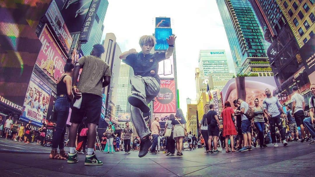 石田太志さんのインスタグラム写真 - (石田太志Instagram)「I performed at Times Square. ･ #footbag #フットバッグ #サッカー #フットサル #石田太志 #taishiishida #soccer #follow #世界一 #worldchampion #パフォーマンス #performance #performer #instagramer #ニューヨーク #newyork #アメリカ #usa #タイムズスクエア #timessquare」8月20日 21時05分 - taishiishida