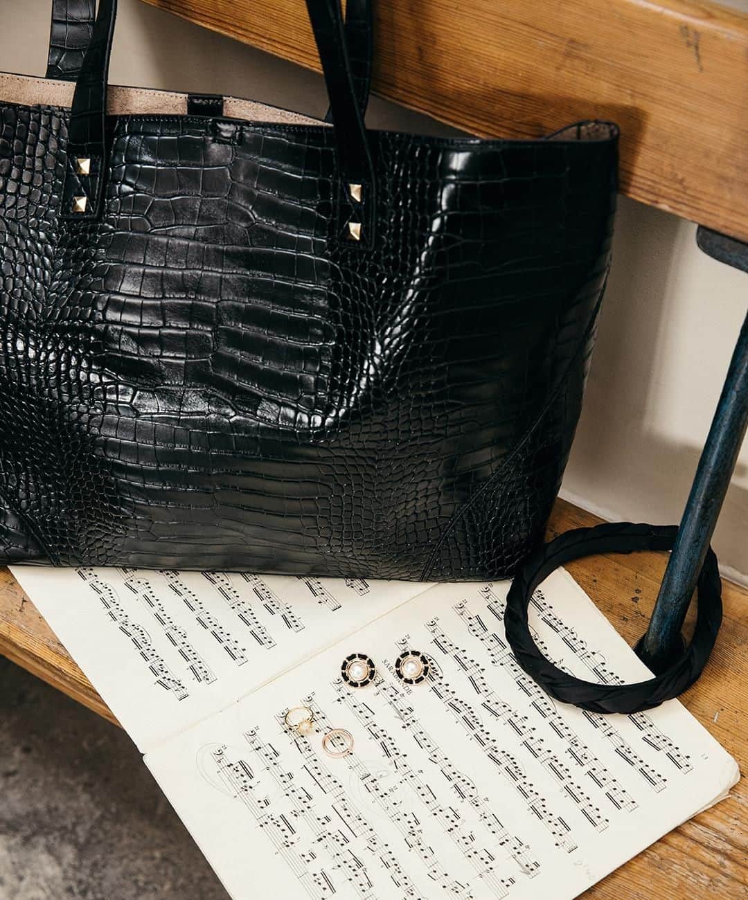 アクセサライズのインスタグラム：「Timeless pieces for the classically cool girl. Our croc tote bag is perfect for everyday styling. Compliment with your favourite jewels, like professional cellist Steph Tress. 🔍 Bag - 7906020300 🔍 Headband - 7867230300 🔍 Earrings - 7857241300 #Accessorize #EverythingYouAre」