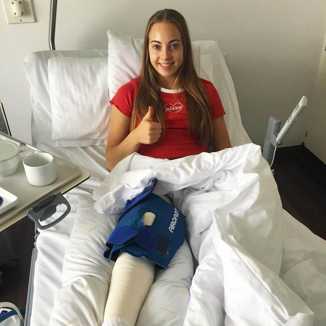 Carina Kröllさんのインスタグラム写真 - (Carina KröllInstagram)「Let the recovery begin 💪🏻 The surgery went well! Now it's time to take care and cure my knee. Then we'll see how the other problem of my hip goes on 😶 I do everything to be back as soon as possible ✨ A big THANK YOU to all the people who support me❤️」8月20日 21時06分 - carinakroell