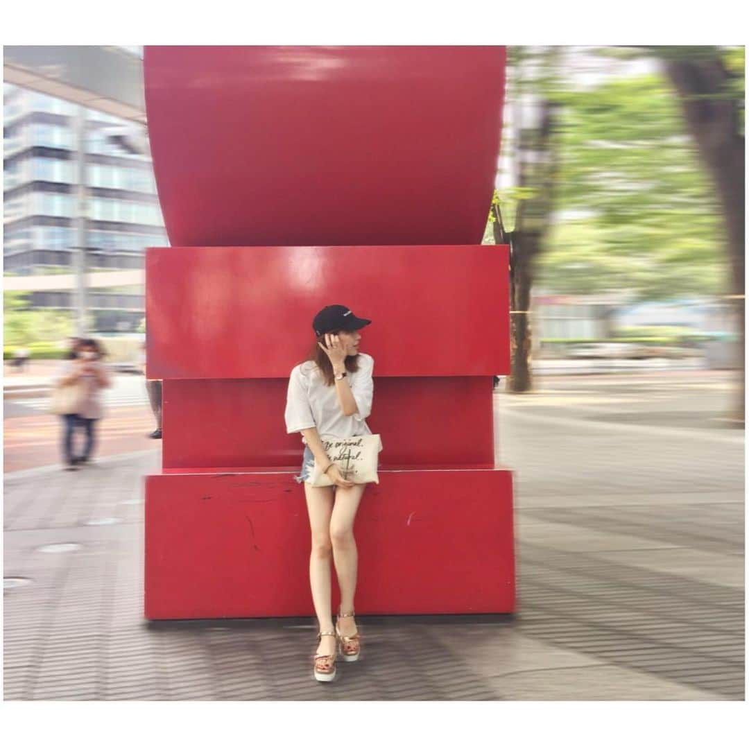 保科真紀さんのインスタグラム写真 - (保科真紀Instagram)「.﻿ #新宿loveオブジェ というものを﻿ 15年も東京に居るのに昨日見つけた😌❤️﻿ ﻿ それにしても昨日は﻿ 歩きまくって、話が尽きなくて、﻿ 笑いまくって楽しかったー❤️﻿ ちえ、ありがと❤️﻿ おかげでまた頑張れます #love#friend﻿ #美容学校時代の寮仲間﻿ ﻿ ﻿ ﻿ ﻿ #新宿love#tokyo﻿ #30代ファッション#30代コーデ﻿ #ショーパンコーデ﻿ ﻿ ﻿ ﻿ ﻿」8月20日 21時16分 - uka_makihoshina