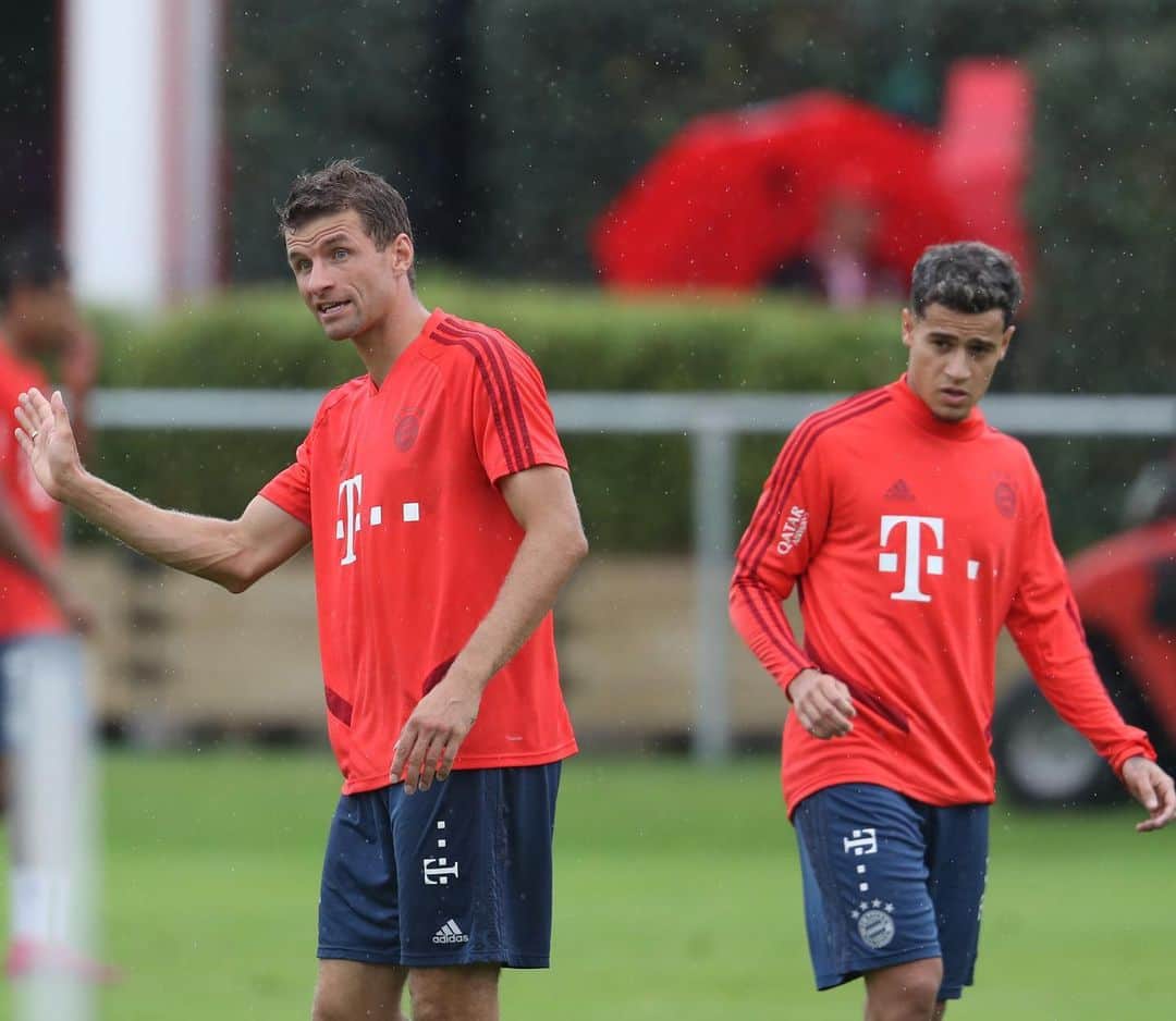 トーマス・ミュラーのインスタグラム：「First training with my new teammate @phil.coutinho ⚽️ Welcome to @fcbayern 👋#PACKMAS #fcbayern #servusbeimanderenfcb #welcomeinbavaria #esmuellert」