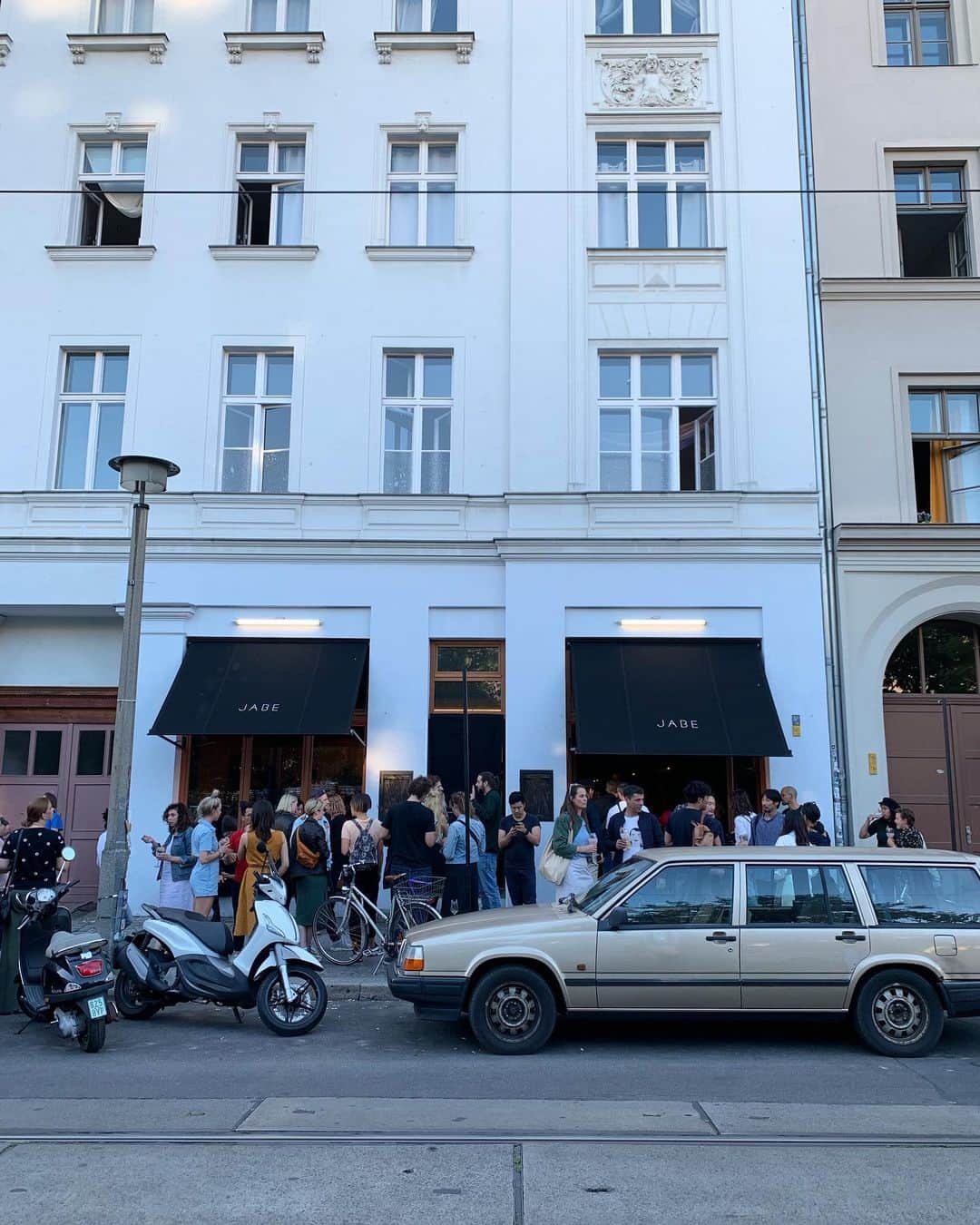 川上俊のインスタグラム：「Berlin/ JABE new style of Japanese dine & bar in Mitte Berlin @jabe.restaurant (opening reception)  ー The brand design for JABE sets new style of Japanese simplicity & atmosphere for Berlin people. Stay Casual, Roughly and with Japanese sophisticated mood & design.  JABE is suited for various occasions whether your visit is with family, friends or as a couple.  We believe that, mixing our Japanese essence and modern Berlin essence , we express the new style of design for the audience in Berlin.  Enjoy our new style of Japanese restaurant : JABE. * branding & interior design by @shunkawakami #artless + sawada hashimura @sawada_hashimura  ー  レセプションススタート30分前に施工終わり、暖簾もグラスも同じくらいにギリギリ到着。w  なんとか見せれる形になり、昨晩、オープニングレセプションが行われました。  ベルリン／ミッテならではなクリエイティブ系な人達が集まり、いろいろありましたがゲストの反応もとても良く、この街のニーズとポジショニングとしても、コンセプトを感じさせながらも、このくらいのラフさやクオリティがいい意味になり、カジュアルに肩ひじ張らずに楽しめるベルリンらしいライフスタイルにフィットするブランドとしての着地感なのかもしれないと、いい着地になったんじゃないかなと感じて、ある意味ほっとしてます。  ここからがブランドスタートで、ベルリの印刷クオリティに合わせてタイプフェイスなど調整しなくれはいけないところは、まだまだあるのですが、このブランドが、きっとミッテの新たなトレンドのひとつになるだろうと感じれたので、これからがとても楽しみです。  #shunkawakami #artless」