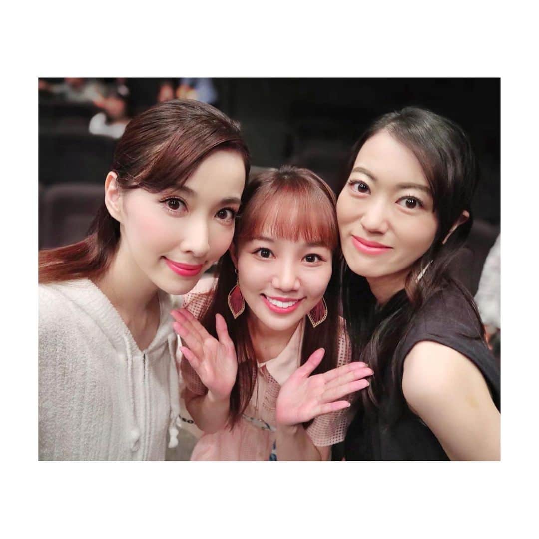 煌月爽矢のインスタグラム：「.﻿ .﻿ すっごい時差の投稿なのですが…﻿ ﻿ ﻿ 先日、咲嬉さん主演の『ママの恋人』観てきました。﻿ 偶然ゆうみとも再会！！﻿ ﻿ ﻿ ﻿ 咲嬉さんはドラマでのイメージが強かったけど、舞台の演技って本当生物でその人自身が投影される事を今回強く感じました！﻿ ﻿ ﻿ 洗練されてて、でも真面目すぎない面白みがあって、明るくてTHEプラスのオーラ！！という感じが咲嬉さんの演技から思いっきり伝わってきて、拝見させて頂きながら気持ちよかったです♡﻿ ﻿ ﻿ 先日ご結婚も発表されて…﻿ 美男美女カップル誕生✨✨って感じでしたもんねぇ♪﻿ またじっくりお話ししたいですー😊﻿ ﻿ ﻿ #咲嬉 さん﻿ #ママの恋人﻿ #自由奔放なのに﻿ #母性も溢れてて﻿ #女性として素敵だったー」