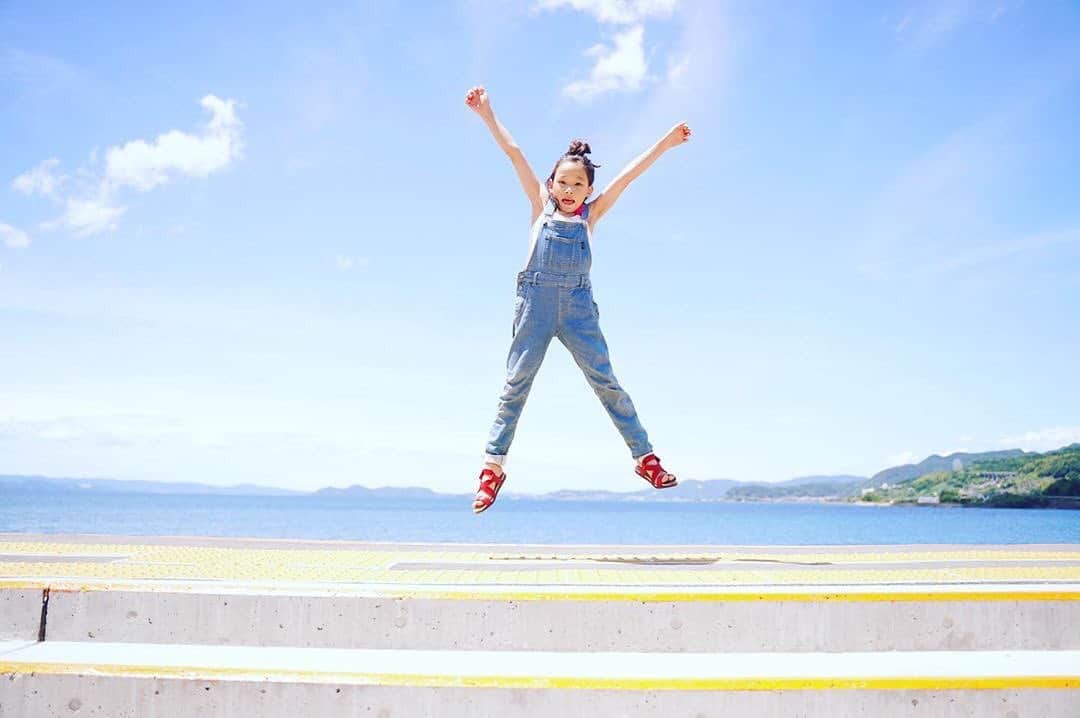タビスルキッズのインスタグラム：「こんばんは😊 現在、「夏」を楽しんでいるお写真・動画を募集中です✨ 本日の #タビスルキッズ はこちら💕 📷@sarumama0204さん 🚩長崎県・大村市「千綿駅 」 🎙ご本人コメント ジャンプ上手くなってきた🙌 #千綿食堂 の#カレー 美味🥰🥰 #千綿駅 良きでした✨✨✨ ＊＊＊＊＊＊ 海の見える駅で「ジャンプ」令和最初の夏の思い出になりますね✨素敵なお写真ありがとうございます💕」