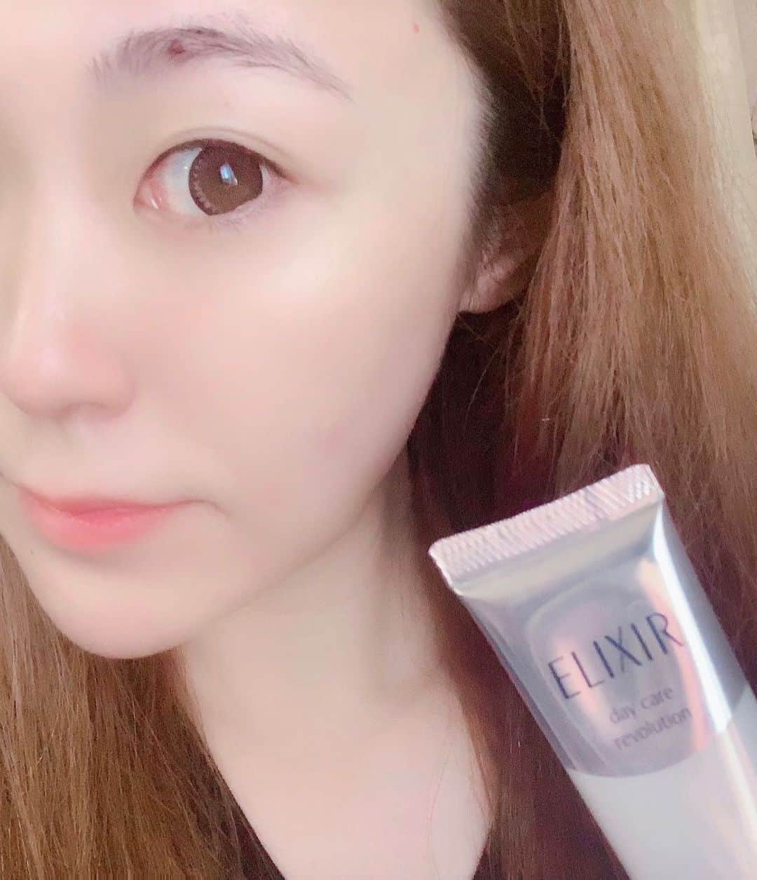 のインスタグラム：「今晩は💗 ・ スキンケアも、ファンデもエルクシールにハマってて😙✨✨ 仲良くしてくれてるフォロワーさんから💗これもいいですよ✨って教えて貰って😍🙏 気になっていた朝用美白乳液ホワイト デーケアレボリューション✨✨ 美白効果もあるとか嬉し過ぎる💗 ・ 乳液と、化粧下地と、プロテクターの役割がこれ1本で出来るの✨✨ 日焼け止めの機能も付いてるから🌞（しかもSPF50＋） 化粧水の後これ付けてファンデーション付ければベースメイク完成😊✨ バッタバッタの朝に凄い楽ちん🥺💕 それに沢山の工程が要らないから厚塗り感もないし😍 夕方まで崩れない「つや玉」が続くよ✨✨ ・ テクスチャーもみずみずしくてスーッて顔全体に伸ばしやすくてベタついた感じもないのもお気に入り🥺💕 ・ 時短も出来て美白効果もあって綺麗に崩れにくいベースメイクが出来るって最高過ぎる😭✨ ・ 教えて下さったフォロワーさんにも感謝🥺💕 ・ 今日も見て頂きありがとうございました☺️🙏💕 ・ ・ ・ #時短#時短コスメ#時短メイク#資生堂#エリクシール#朝用乳液#デーケアレボリューション#つや玉＃PR#化粧下地#エイジングケア#紫外線対策#ベースメイク#スキンケア#美白効果#つや肌#艶肌#ファンデ#ファンデーション#優秀コスメ#崩れないベースメイク#コスメレポ」