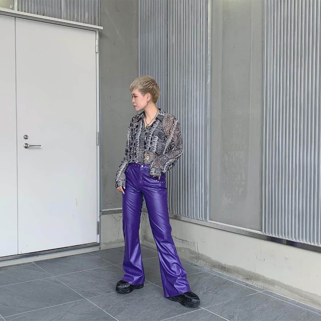 古着屋フラミンゴ下北沢マバタキ店さんのインスタグラム写真 - (古着屋フラミンゴ下北沢マバタキ店Instagram)「ㅤㅤㅤㅤㅤㅤㅤㅤㅤㅤㅤㅤㅤㅤ ㅤㅤㅤㅤㅤㅤㅤㅤㅤㅤㅤㅤㅤㅤ recommend style -python sheer shirt -leather flair pants ㅤㅤㅤㅤㅤㅤㅤ ※通販ご希望の方はDMにてお問い合わせください。 #tokyo #shimokitazawa #mabataki #mabatakistyle #python #shirt #sheer #leather #flair #pants #purple #東京 #下北沢 #古着 #下北沢古着屋 #マバタキ #ブランド古着 #パイソン」8月20日 21時24分 - nagoya_mabataki