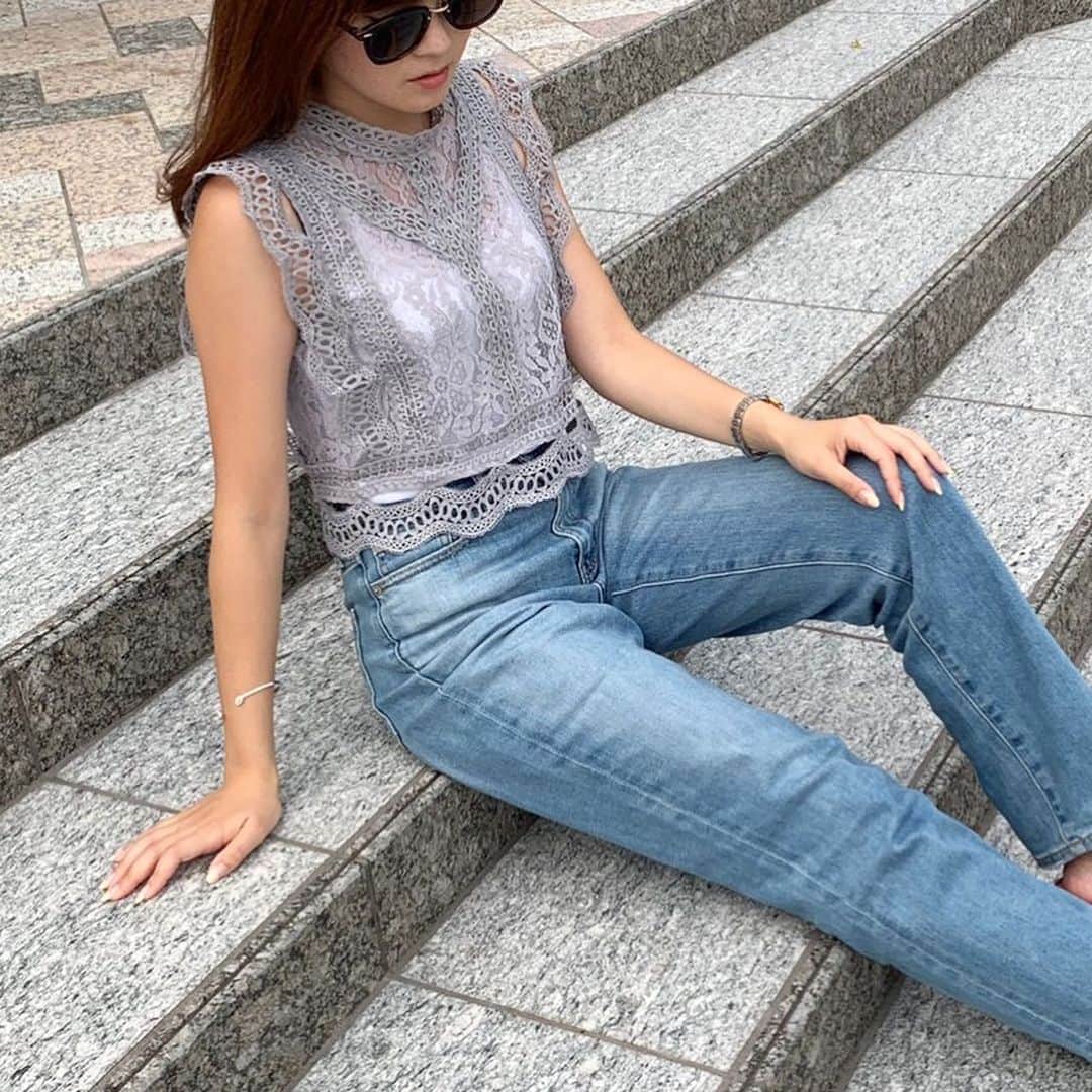 のインスタグラム：「デニムとの相性も◎ レース素材をカジュアルに着こなすコーデ✱ 色違いでほしくなるプチプラトップス😊 ------------------------------ .  #レーストップス #fifth 🔍［fifth レーストップス］ ------------------------------ .  #SHOPLIST #SHOPLISTA #LiSTA #ショップリスト #ショップリスタ #プチプラコーディネート#着まわしコーデ #レーストップス#レース#サマーコーデ#夏コーデ#きれいめコーデ#きれいめカジュアル#大人ファッション#大人カジュアル#キレイめカジュアル#大人カジュアルコーデ#高見えコーデ @shoplist_official」