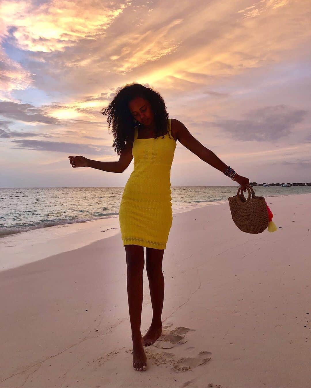 レイチェルロイさんのインスタグラム写真 - (レイチェルロイInstagram)「One must maintain a little bit of Summer, always. Tallulah & Ava in the Dew Sweater dress 🌞 More seasonless dresses on our story #RachelRoy #AvaDash #MaldivesIslands #IntercontinentalMaldives #intercontinentalLife」8月20日 21時26分 - rachel_roy