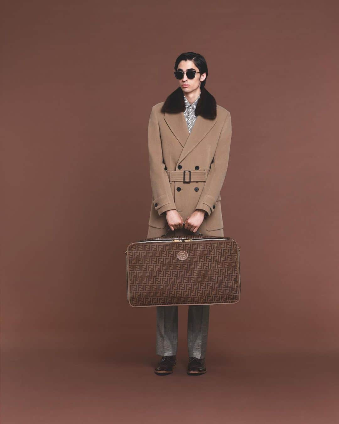 Fendiさんのインスタグラム写真 - (FendiInstagram)「A mix of controlled tailoring, retro-tinged details, and functional accessories expand the confines of classic masculinity. #FendiFW19  Creative Director: @silviaventurinifendi #silviaventurinifendi  Art Director: @nicovascellari  Still Photographer: @mattiazoppellaro  Styling: @ganio  Feat: @malickbodi and @aramishmangi」8月20日 21時17分 - fendi