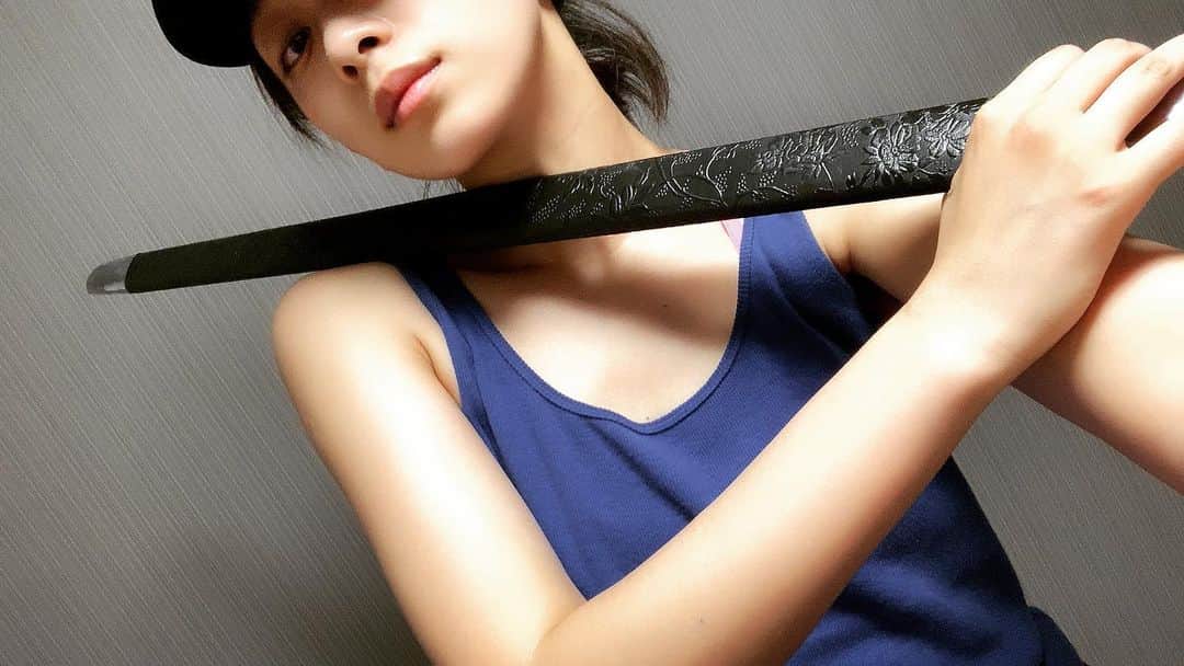 梨衣名さんのインスタグラム写真 - (梨衣名Instagram)「Using this sheath of sword to practice Wushu in the park. ⚔🌲⚔🦅⚔ Let me be your bodyguard haha  #asiangirl #asianactress #wushu #kungfu #longsword #sword #swordfight #中华武术」8月20日 21時18分 - leena3.1415926