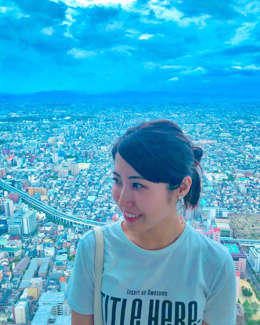 のインスタグラム：「あべのハルカスの展望台からの景色！﻿ ﻿ 凄く綺麗だったな〜✈️🧡﻿ ﻿ ﻿ 60階まで一気に上がるエレベータの動画、見てみて！！🥰﻿ ﻿ 高速なのにも驚いたし﻿ ライトがキラキラ輝いて綺麗だし﻿ 着いた時に絶景が目の前に待っていて﻿ とても良かった！﻿ ﻿ ﻿ ﻿ また大阪いきた〜い！！﻿ ﻿ ﻿ #大阪旅行 #あべのハルカス #日本の絶景 #夏休みの思い出 #絶景 #osaka #osakajapan #japantrip #japan_vacations #関西旅行 #大阪 #travel #旅好きな人と繋がりたい #旅好き #トラベラー　#こやゆり旅」