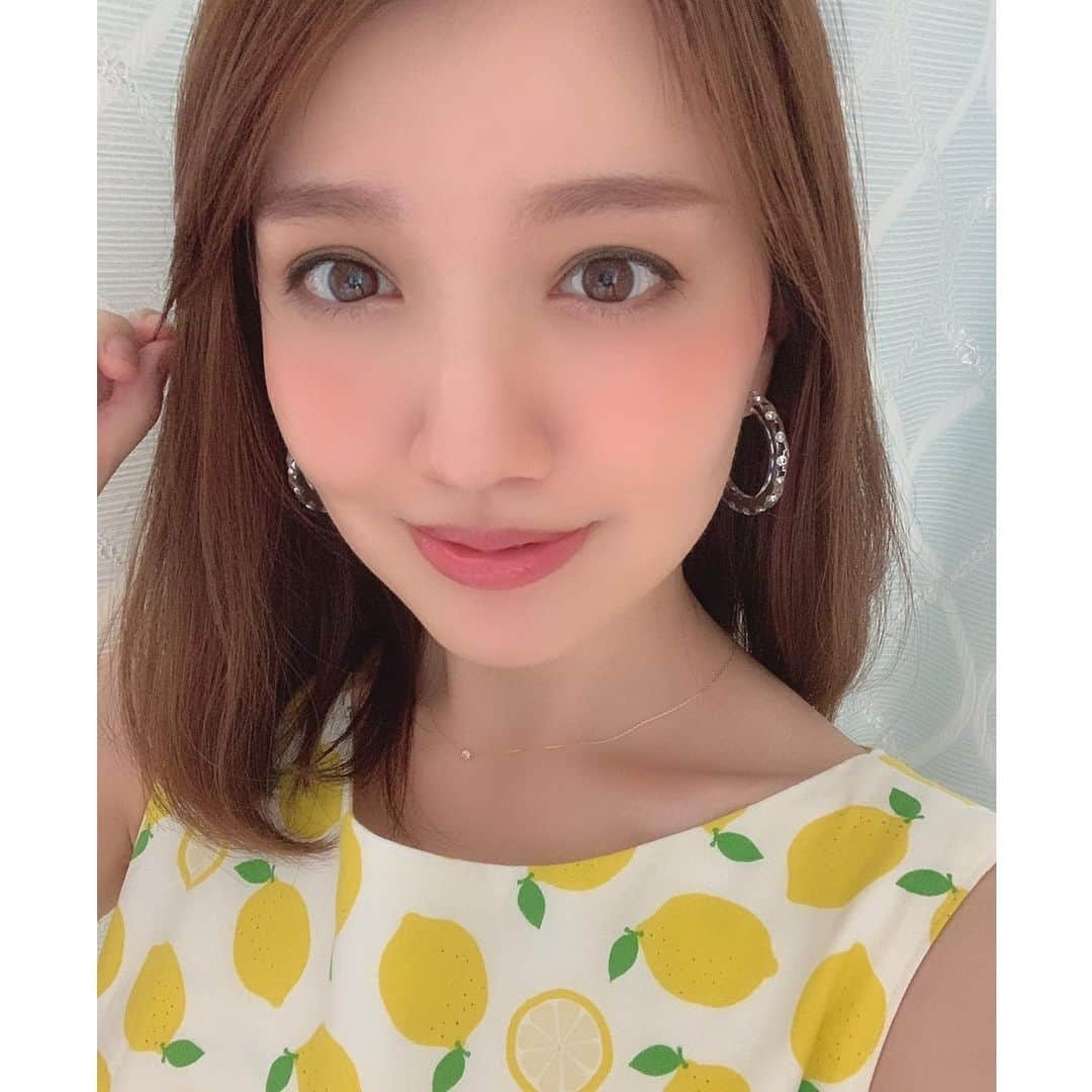 赤松麻里菜さんのインスタグラム写真 - (赤松麻里菜Instagram)「夏メイクを楽しめるのもあと少し😢🍋 今日のリップは新しく発売した#guelain @guerlainjp の#キスキスリクィッド のL363 レディシャインをつけてみました💋💄 すごくタイプなピンク…😍潤ってツヤと透明感も出て、かなり良い感じ🙆‍♀️✨ ・ 下まぶたにはほんのりオレンジのアイシャドウをのせました🍊 eyeshadow @ipsa_jp @lunasolofficial  cheek @cliniquejp  earring @harraca.japan ・ ちょっと美肌加工が過ぎたので次はもう少し加工度下げます🤣笑 #makeup #メイク #夏メイク #コスメ #cosmetics #イエベ #イエベ春 #イエベ春コスメ #イエベ春リップ #ゲラン」8月20日 21時19分 - marigram0726