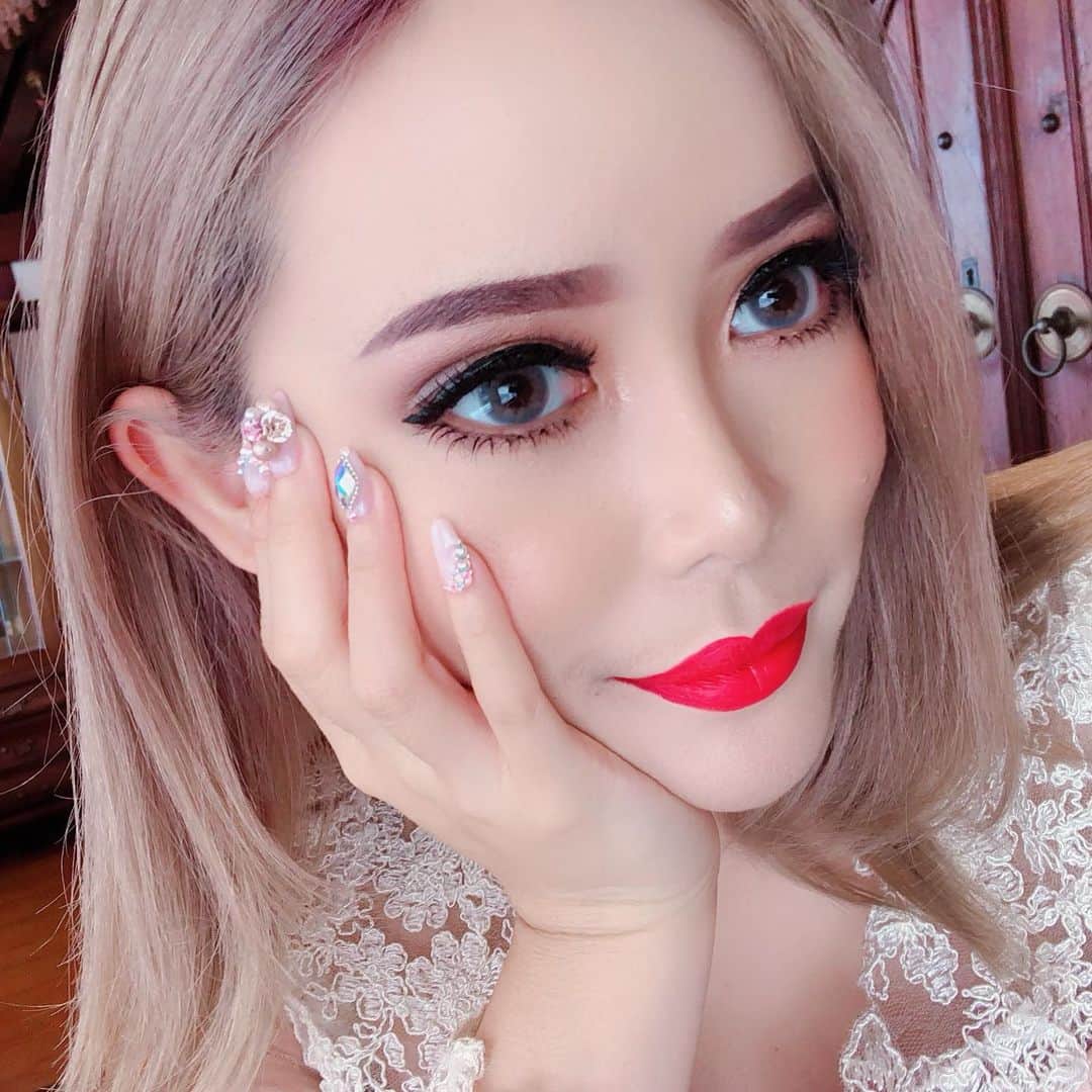 Stella Leeさんのインスタグラム写真 - (Stella LeeInstagram)「SWIPE LEFT TO SEE MY FULL MAKE UP . One of my trusted contact lens sellers is @kawaigankyu ! Been using their lens for so many years thanks to its comfort and affordable price . The one that I was using for the shot was CYSTIAN GREY. It gives seductive mysterious look and helps brightening my eyes 🥺💖 For those of you who want to buy softlens in Indonesia, truly recommend @kawaigankyu !!! 💖💖💖 love love love their collections . I am giving the 10% discount code KAWAISTELLA as well for purchase on their website. Lumayan banget kan 😍💕」8月20日 21時20分 - stellalee92