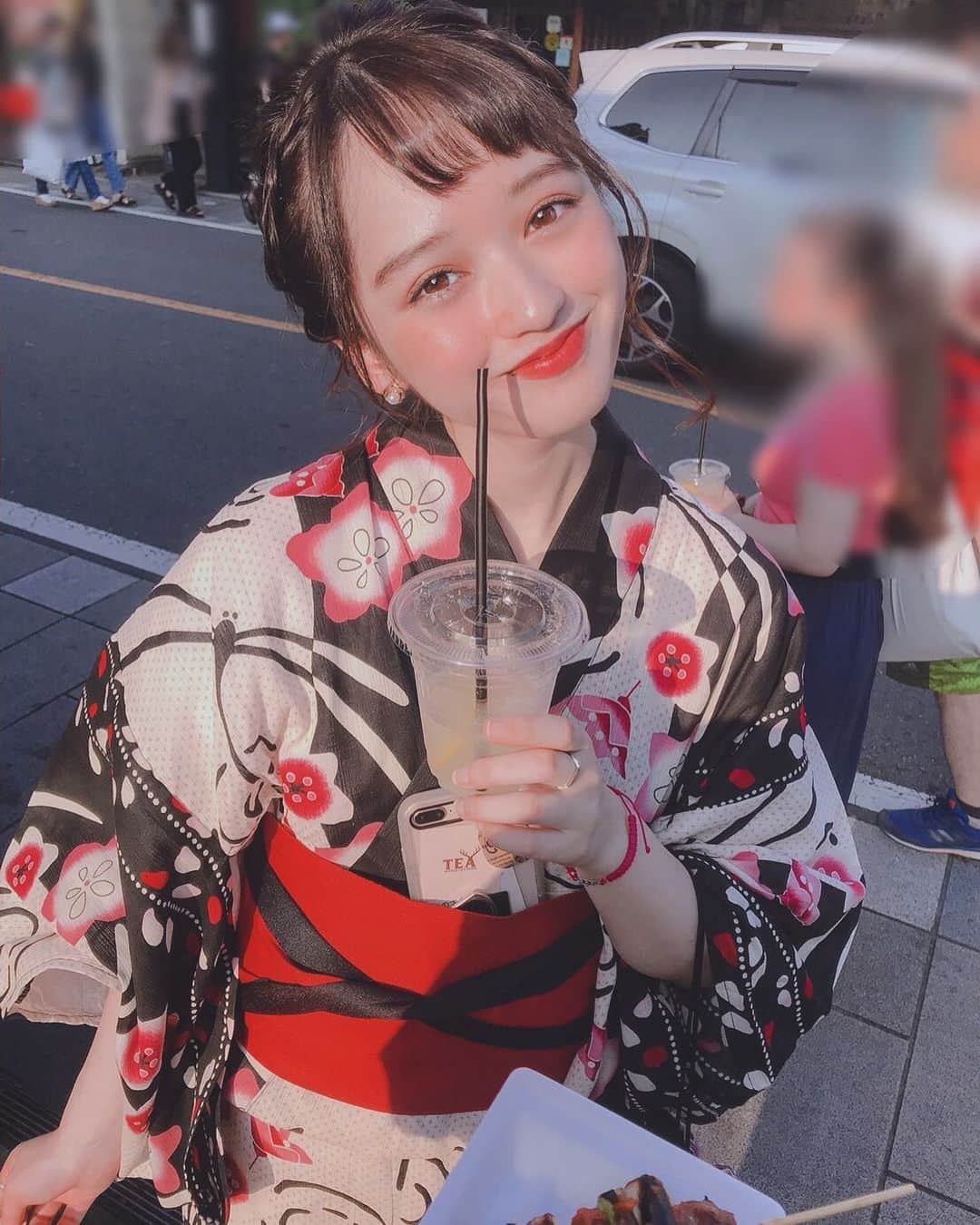 のインスタグラム：「浴衣👘 毎年暑すぎてもう一生着ない！って思うんだけど何だかんだ着ちゃう笑 snowで撮ってもらったら👀でかい笑」