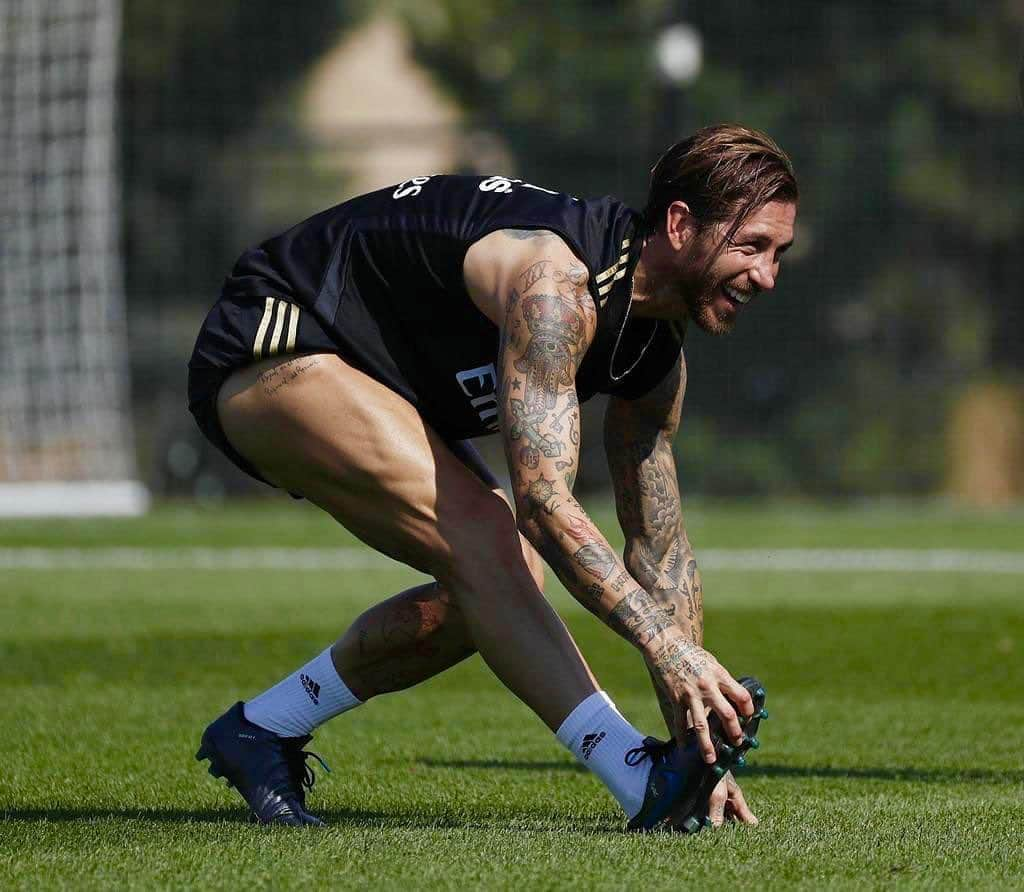 セルヒオ・ラモスさんのインスタグラム写真 - (セルヒオ・ラモスInstagram)「Stretching & Smiling #HalaMadrid」8月20日 21時24分 - sergioramos