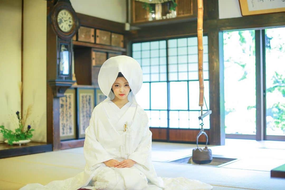 のインスタグラム：「ふたりの歴史と未来が交わる大切な結婚式。  そんなかけがえのない時間を、日本の伝統美がより心に残る想い出とともに彩ります✨🎀 細微まで想いが込められた建築とお料理、そして誰もが心と身体を安らかにほどく温泉。  ここにしかない最上級のおもてなしをお約束いたします😊  #高島屋ウエディング  #邸宅ウェディング #古民家ウェディング  #五十嵐邸ウエディング  #貸切結婚式 #貸切ウェディング #大人ウェディング #おしゃれ花嫁  #新潟ウェディング #新潟花嫁 #新潟プレ花嫁 #プレ花嫁 #卒花嫁 #卒花  #結婚式 #結婚式準備 #花嫁準備 #ブライダルフォト #ウエディングフォト  #2019夏婚 #2019秋婚 #2019冬婚 #婚約 #小さなウェディング  #花嫁さんと繋がりたい #日本中のプレ花嫁さんと繋がりたい」