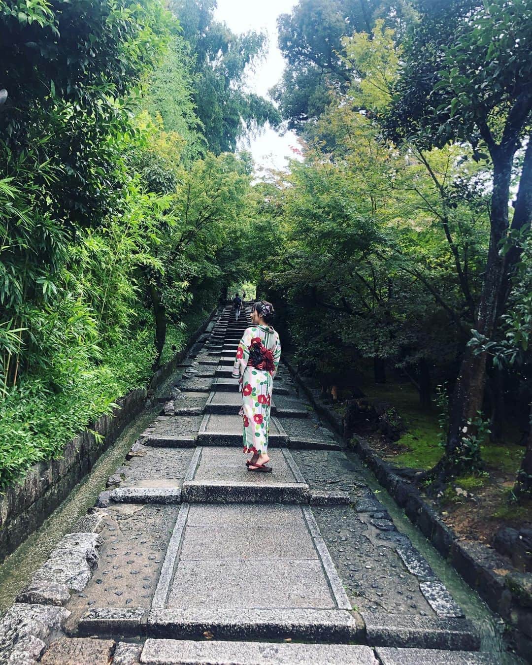 内木志さんのインスタグラム写真 - (内木志Instagram)「友達と京都にお出掛けしてました😊 浴衣レンタルで着付けしてもらって、髪の毛セットしてもらって、雨の中沢山歩きました〜☔️👘 浴衣って色んな種類あるからめっちゃ迷ったけど…やっぱり好きな緑色になっちゃった💚 途中で晴れてよかった☀️ #京都 #八坂神社」8月20日 21時26分 - cocoro_naiki