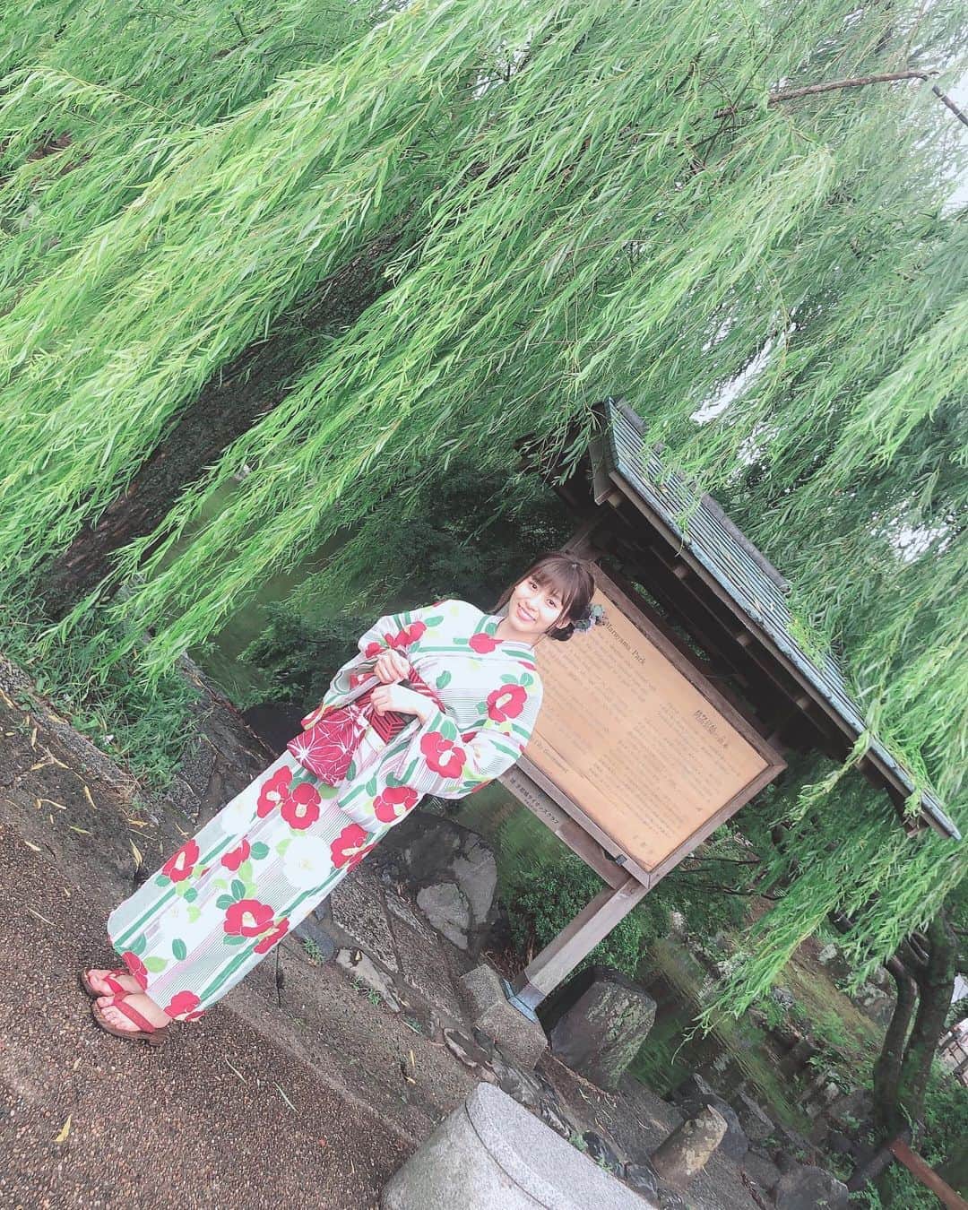 内木志のインスタグラム：「友達と京都にお出掛けしてました😊 浴衣レンタルで着付けしてもらって、髪の毛セットしてもらって、雨の中沢山歩きました〜☔️👘 浴衣って色んな種類あるからめっちゃ迷ったけど…やっぱり好きな緑色になっちゃった💚 途中で晴れてよかった☀️ #京都 #八坂神社」