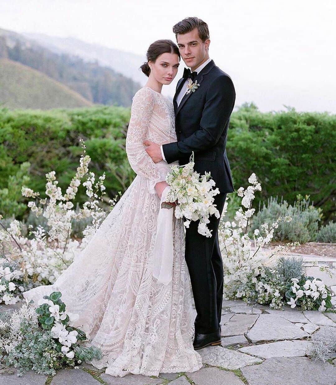のインスタグラム：「Naeem khan Weddings. Style “NEW MEXICO” photo @josevilla @jinwangbride @naeemkhanbride #weddingdress #wedding #bride」