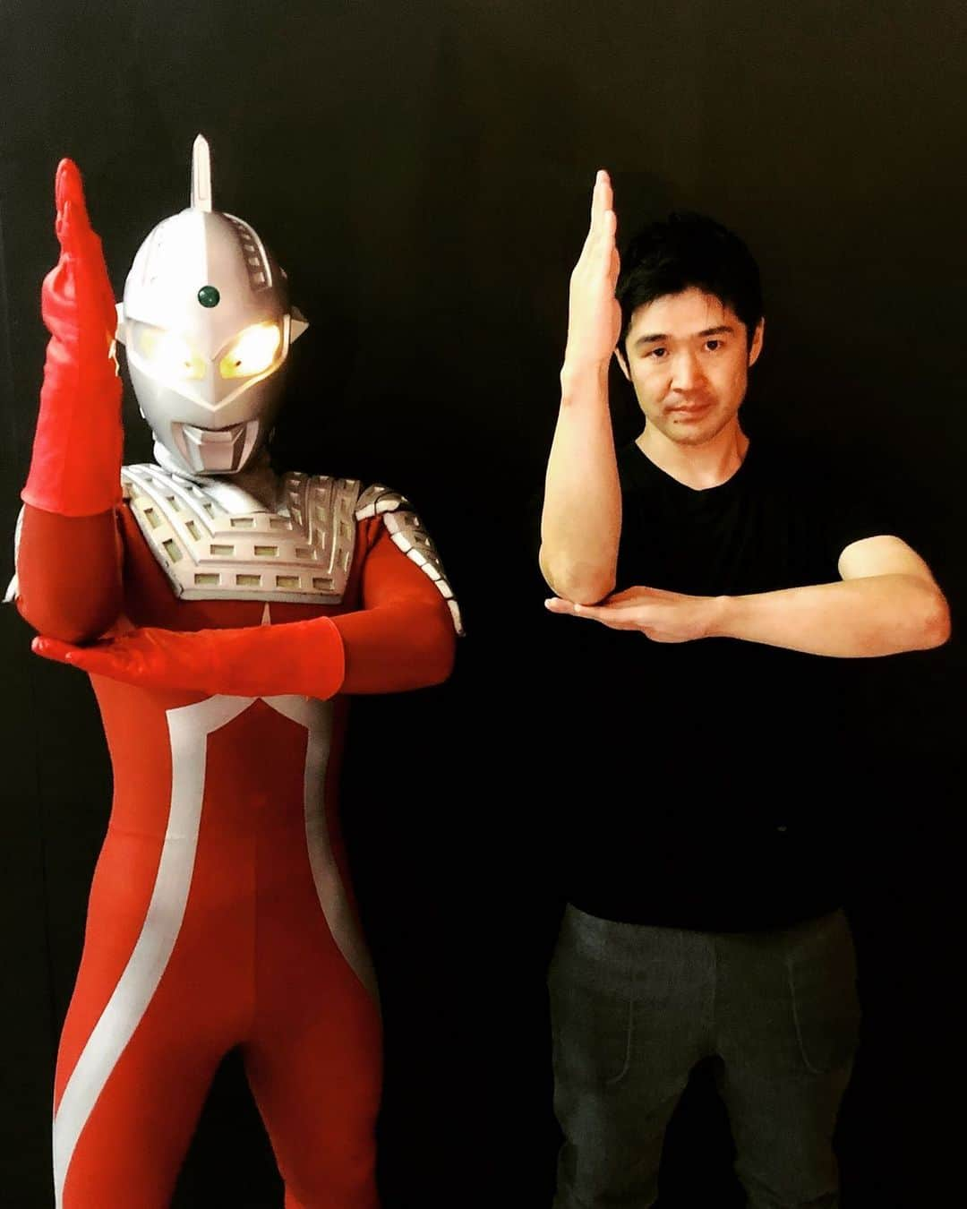 藤巻亮太さんのインスタグラム写真 - (藤巻亮太Instagram)「‪12月に開催の「TSUBURAYA CONVENTION 2019」に先駆けて円谷プロダクションの皆様にご挨拶させて頂きました。幼い頃の憧れだったウルトラマンの歴史を改めて学び、あの頃の情熱が再燃しています！その後は現在開催中の「ウルトラマンフェスティバル2019」へ。セブンとの2ショットは感無量です！（亮太）‬」8月20日 21時29分 - ryota_fujimaki