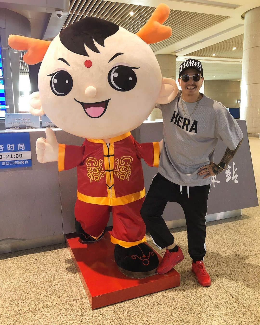 Blasterjaxxさんのインスタグラム写真 - (BlasterjaxxInstagram)「Hi, it’s me! China tour is going great so far!! The weather is really hot, the food is good and my travel companions are fun! We stay in touch! X T」8月20日 21時29分 - blasterjaxx