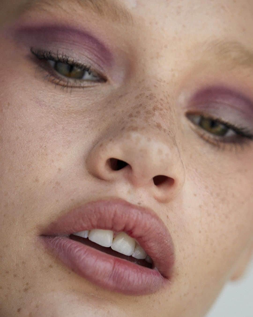 セルフリッジズさんのインスタグラム写真 - (セルフリッジズInstagram)「In a purple haze 🔮 | #Selfridges Beauty Award winner 2019 @natashadenona do-it-all 'Star Eyeshadow Palette' is available online . . . #SelfridgesBeauty #Beauty #NatashaDenona #StarEyeshdowPalette #Makeup」8月20日 21時30分 - theofficialselfridges