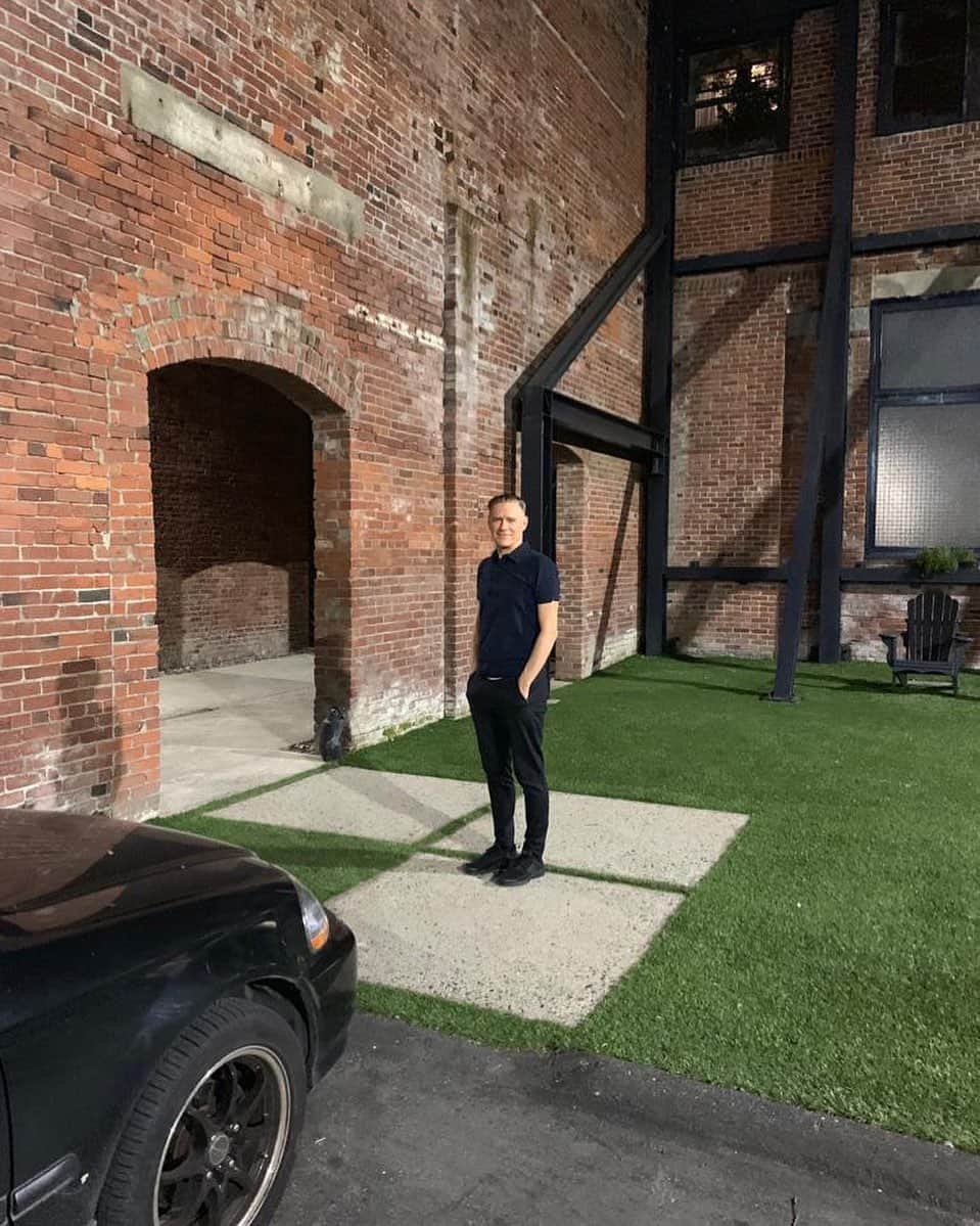 ブライアン・アダムスのインスタグラム：「Night time on the lawn of the @thewarehousestudio #vancouver photo by loosh」