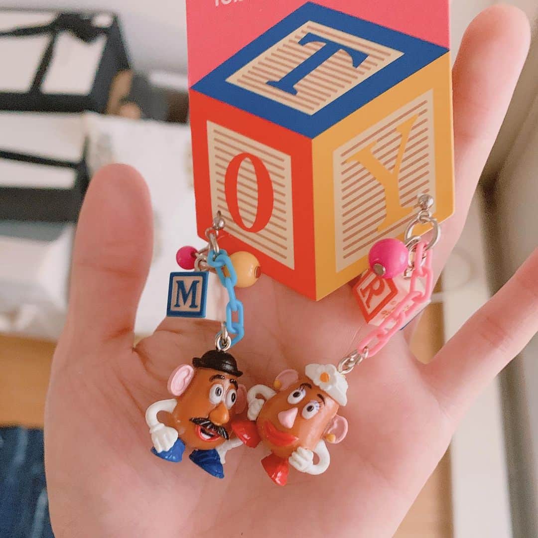 のインスタグラム：「行きたいなあ、って想い募らせていたらおみやげにと頂いた夫妻ピアス ありがたうございます」