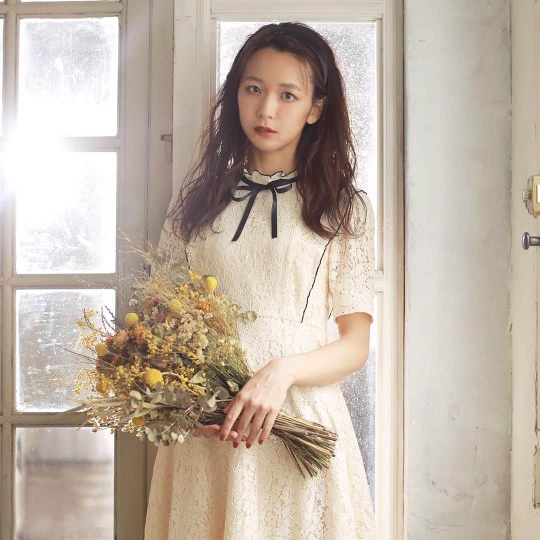 宮崎由加さんのインスタグラム写真 - (宮崎由加Instagram)「‪Án MILLE‬ AW 2019 . . 袖のふんわり感が丁度良くて華奢見え出来ていいなぁと感じました。 . . @anmille.official . . #anmille  #アンミール  #ワンピース  #総レースワンピース」8月20日 21時31分 - yuka_miyazaki.official