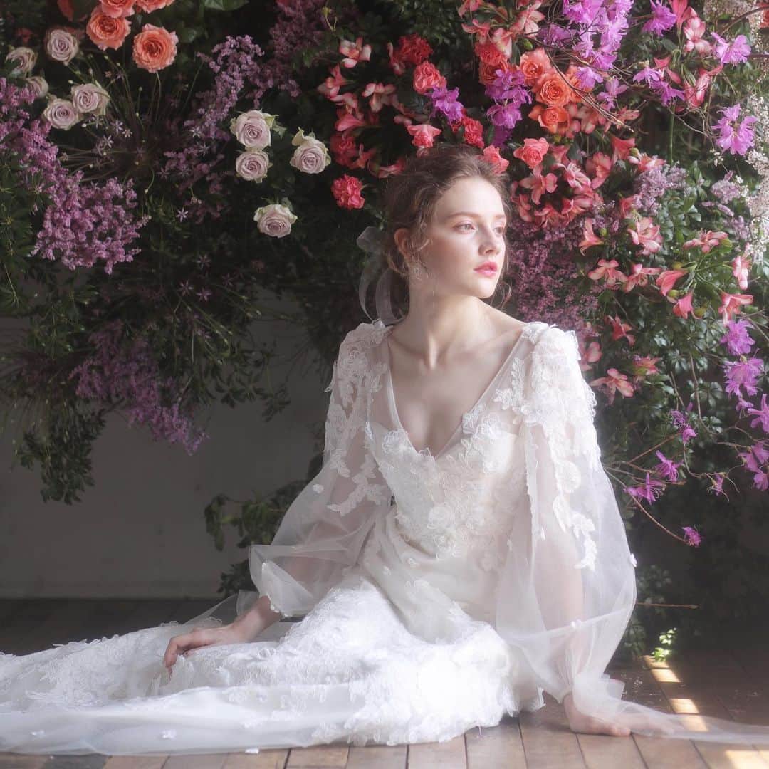 のインスタグラム：「ロングスリーブのドレスは 花嫁様にも人気のデザインの一つです . ふんわり空気を含んだ パフスリーブのデザインは 女性らしい柔らかな印象に、、、.* . . ▪︎ご試着のご予約は @fiorebianca_wedding  ストーリーハイライト“来店予約”より お問い合わせください . #fiorebianca  #weddingdress  #fiorebianca_wedding  #エリザベスフィルモア #ウェディングドレス #ドレス試着 #フィオーレビアンカ #スリーブドレス」