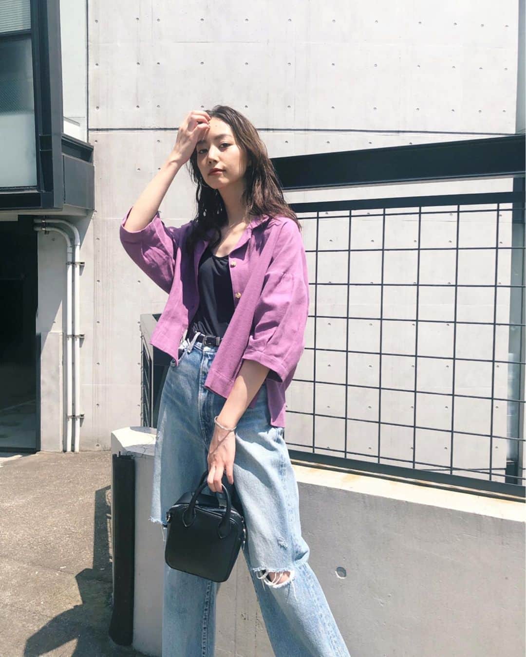 Shiho Sasakiのインスタグラム：「今年らしいカラーを取り入れるなら 断然purpleがおすすめ🍆 デニムと合わせるだけでも、とっても女性らしい印象になる✨ このシャツは袖のタックが可愛いんだな💕 #MOUSSY#MOUSSYSNAP」