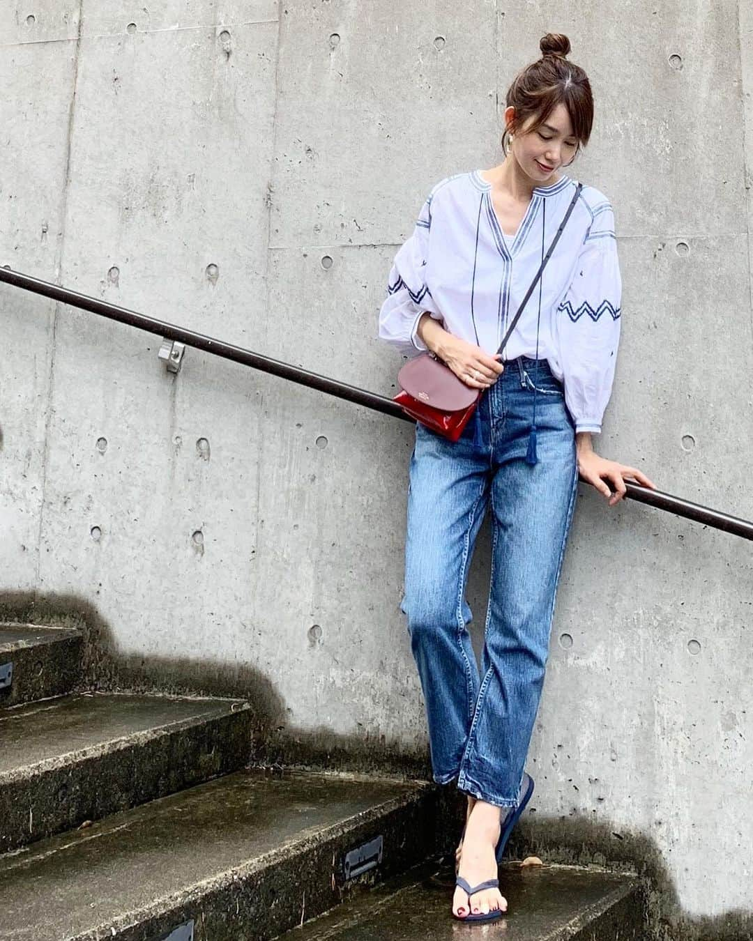 武藤京子さんのインスタグラム写真 - (武藤京子Instagram)「* 今日のお洋服 * blue×white×red * #ootd  #ブラウス #zara #ザラ  #デニム #upperhights #アッパーハイツ @upperhights  #バッグ #smythson #スマイソン @smythson  #靴 #havaianas #ハワイアナス  #ブログ更新しました  #プロフィールにブログのリンク貼ってます」8月20日 21時32分 - kyokomuto0628