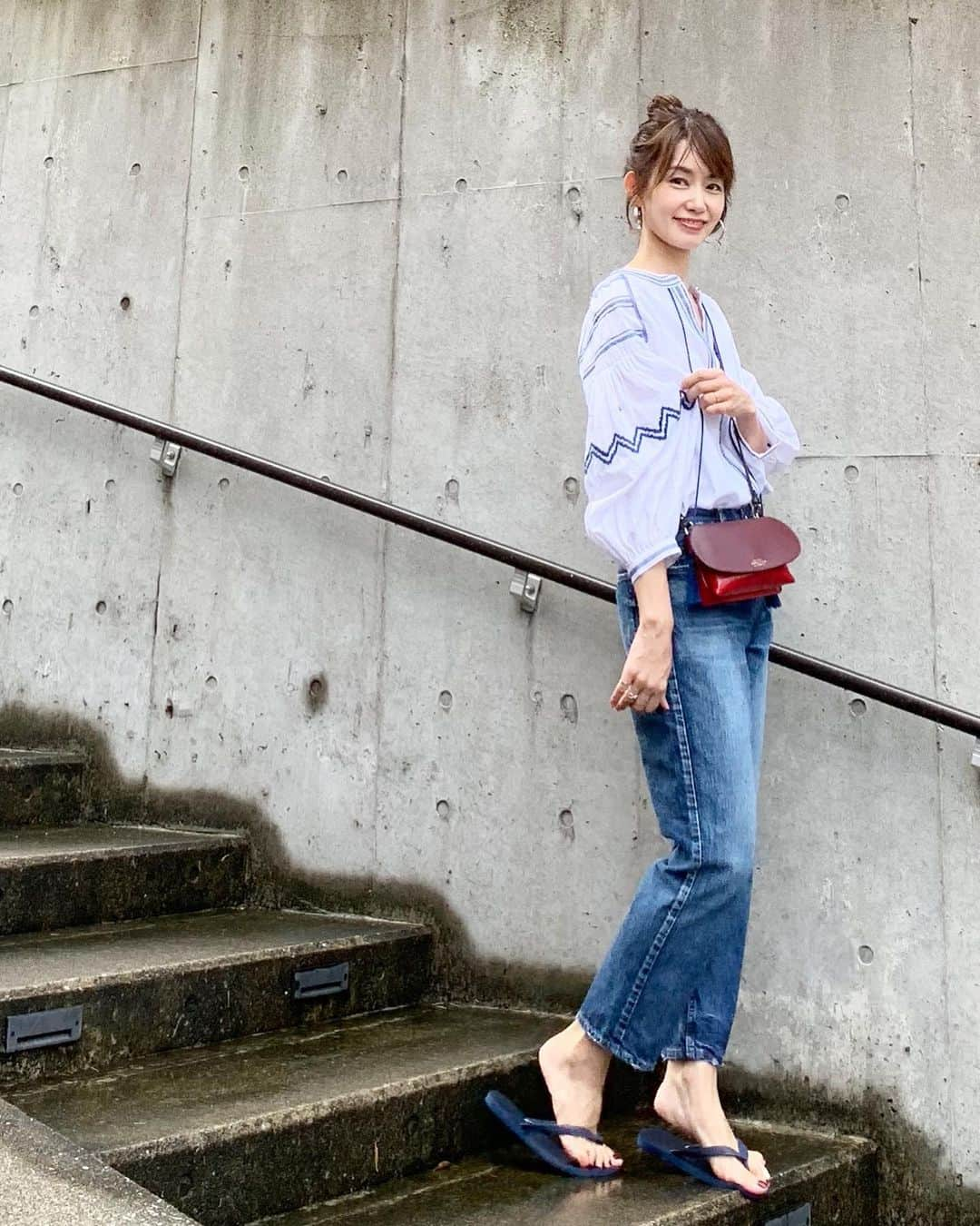 武藤京子さんのインスタグラム写真 - (武藤京子Instagram)「* 今日のお洋服 * blue×white×red * #ootd  #ブラウス #zara #ザラ  #デニム #upperhights #アッパーハイツ @upperhights  #バッグ #smythson #スマイソン @smythson  #靴 #havaianas #ハワイアナス  #ブログ更新しました  #プロフィールにブログのリンク貼ってます」8月20日 21時32分 - kyokomuto0628