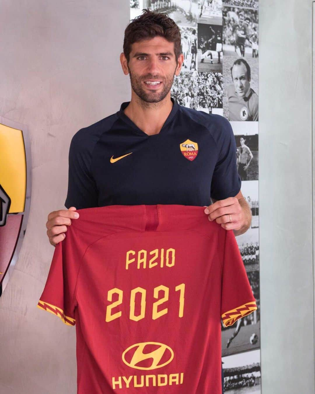 ASローマさんのインスタグラム写真 - (ASローマInstagram)「👨‍✈️ #Fazio 2️⃣0️⃣2️⃣1️⃣ 🐺💛❤️」8月20日 21時43分 - officialasroma