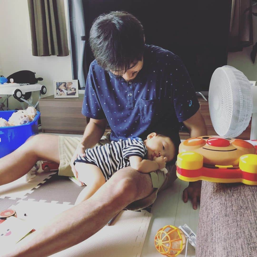 遥天翼のインスタグラム：「. . 引っ越し作業や住民票などの手続きが必要で、天晴が居たらなかなか身動きが取れないから. . . 先に単身で来て20日間ぐらいかけて妻と天晴を迎え入れる準備をしてたけど、久しぶりに自炊や洗濯、掃除などの家事をして思うのは、やはりしんどいという事. . . だからこそ今日みたいに練習会場が遠くて午前中、ウエイトして昼に帰ってきたと思ったら1時間後には練習に行って、帰ってくるのが8時だったりで. . . その間、昼も夜もご飯作ってくれていて、洗濯もして、天晴の離乳食も作って食べさせて、沐浴もして、寝かしつけてってほんとクタクタだろうに. . . 帰ってきたら. . 「おかえり。疲れたろー？」. . って労ってくれて. . 本当に尊敬だし、妻には感謝しかない. . . 練習の帰り道にジュースとアイスを買ってきてあげることしか今日はできなかったけど、あんまり無理しないでね. . . そして、天晴は20日ぶりぐらいの再会から3日目ぐらいだけどまだパパっ子で居てくれてるみたいで、家にいる間はずっと抱っこしてってアピールが凄くて. . . 大変だけど癒されてる. . . そんな日常だから毎日の活力になるし妻を見ていると俺もまだまだ頑張れるって思わされる. . . てことで明日も頑張ろう。」