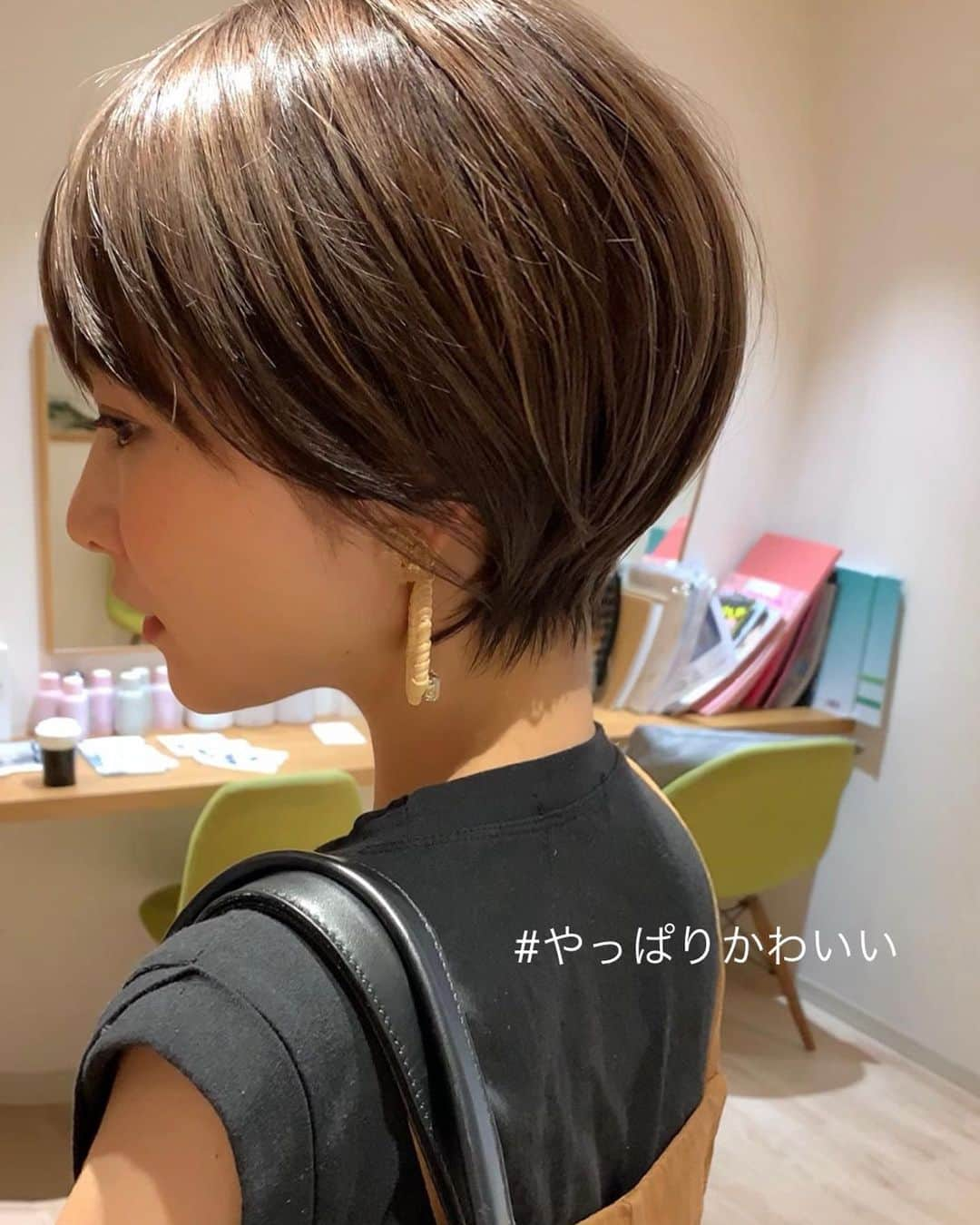 ✂︎伊輪/ショート&ボブ/銀座/渋谷/亀戸/美容師✂︎さんのインスタグラム写真 - (✂︎伊輪/ショート&ボブ/銀座/渋谷/亀戸/美容師✂︎Instagram)「✨✨✨2019年 伊輪 ショートはさらに進化します✂︎✂︎✂︎✨✨✨ミニーカラー ×  ミニーショート × ✂︎✂︎✂︎✨✨✨ . ◆ 🌟 🌟2019年3月🌟2回目の個人月間指名総売上 1300万円を達成できました✨✨✨✨お客様には心より感謝申し上げます。 . そして、🌟2019年 ⚡️自分に自信がない方⚡️をTEAM伊輪でモテる（自信ももてる）女子にします😊😊😊自分なんてかわいくない。自分はブス。自分に自信がない。自分の年齢的にあきらめちゃう、自分が好きじゃない、ちょっとかわいいけどもっとかわいくなりたい方、などなど、と遠慮してしまーーーーう女性のみなさん！！そんな女性の魅力を引き出し、必ずキレイにかわいくいたします！！髪型から始まる2019年にしましょう！！！髪型変わると人生変わりますよ✨✨✨ぜひ、僕の自慢のTEAM伊輪におまかせください！！！ . そして ★AFLOATは敷居は高いと思われがちですが★そんな事はありません！！ かわいく、キレイになりたい方ならほんとーーーーーーに誰でもオーケーです！年齢も関係ないですし、自分に自信のない方ならなおさら、ウェルカムです🌟 ◆僕にしかできないカット技術✂︎✂︎✂︎◆で必ず、キレイにかわいくいたしますよ！！！😆😆😆 . ◆僕にしかできないカット技術✂︎✂︎✂︎◆ . 🌟ミニーショート♡✂︎は似合わせカット&カラーです🌟 . 年齢も関係ないです！！！ 10代〜50代、60代、70代でももちろんOKです*\(^o^)/*僕のお客様は年齢層はほんとーーーーーに幅広いので遠慮なくオーダーしください！！ . 長さのバランス、顔の大きさに、骨格、輪郭、クセ、などのその人にに合わせた、ヘアスタイルをお届けします！ . 楽しみにしていてくださいね！！ . ◆ご予約について◆ . DMが1番予約とれます🙋⭐️⭐️⭐️ 遠慮なく、直接のメッセージください⭐️⭐️⭐️ 突然でも、深夜でも、夜中でもいつでも遠慮なく連絡くださーーーい！！ .  銀座店.渋谷店はネット予約枠が少ないためお電話ですと予約取れます⭐️ .  銀座店 03-5524-0701 渋谷店 03-6455-1640 亀戸店 03-5875-5992 . 『僕にしかできない似合せますカット』技術で必ずかわいくしますのでぜひ、担当させてくださいね。 . ★僕らにしかできない★TEAM伊輪のアシスタント5名 ✨✨✨✨✨✨✨✨✨✨✨ ◆ TEAM伊輪 の女性カラーリスト◆ ★藤崎 @yuzu.natu  カラーの知識と経験をもったスペシャリスト揃い！カウンセリングさせていただき、 女性目線でのデザインとお客様のニーズを融合して、カラーを提案させていただきます . ☑︎赤味や黄味を消したい ☑︎パサついて見えない艶カラーがしたい ☑︎暗くてもキレイなカラーがしたい ☑︎職場でも大丈夫なカラー ☑︎白髪染めでもキレイにカラーしたい ☑︎ハイライトなどもしてみたい ☑︎人とは違うオシャレカラーがしたい . などなど、1度ご相談ください♪🌟 . ◆TEAM伊輪のストレート担当◆ ★新野さん @niinyo_san  お客様のストレートやパーマのカウンセリングさせていただき、提案、相談を担当しています。1日に4.5人のお客様のストレートをしている経験値と豊富な知識、ダメージを理解したマニアックなお薬選定をし、そのお客様にあったパーマを行います！！ . ★ ★長田君 @takaragram_  が6月1日にデビューしました！！ . 僕の自慢のTEAM伊輪にぜひ会いに来てください。 TEAM全員で必ずお客様を幸せにいたします😆😆😆 . ◆ネットでご予約が✖︎の場合◆でもお電話だとご予約可能です！！お気軽にお電話ください。 女性レセプションさんが対応させていただきます。 . 銀座店 03-5524-0701 渋谷店 03-6455-1640 亀戸店 03-5875-5992 . ◆料金・出勤スケジュール◆に関しては プロフィールのウブサイトクイック⭐️」8月20日 21時39分 - iwa_short