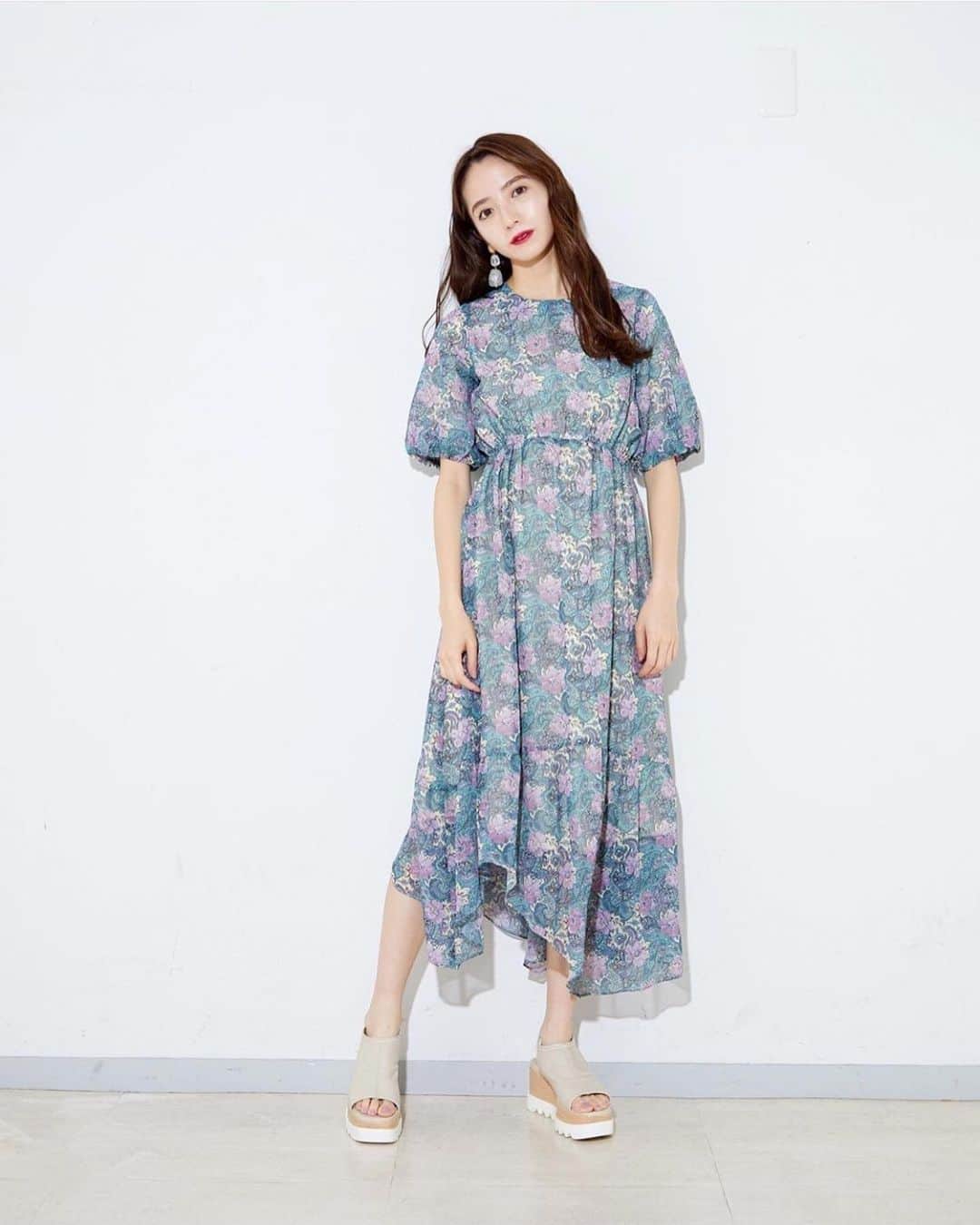 平木愛美のインスタグラム：「本日は ecline 撮影でした。 写真は前回の❤︎ ワンピース可愛い〜☺︎ ふわっとした袖で女性らしくつつオトナっぽくも着られます。  今回は屋上で秋服を撮ったり。ロケの時間は晴れてくれて、無事撮影できました。良かった〜！！！ 明日は久々にam５時スタートなので早く寝なきゃ！  #shooting #eclin #ootd #instagood」