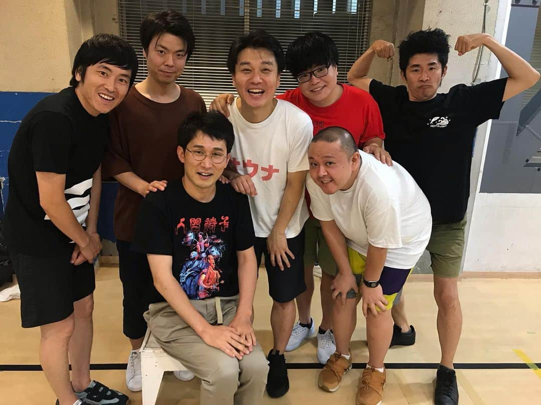 じろうさんのインスタグラム写真 - (じろうInstagram)「僕の大好きな先輩6人のコントユニット「SIXGUNS」(しずる、ライス、サルゴリラ)の通し稽古の見学をさせてもらった。本番見に行けないからさ〜🤦‍♀️ 吉本のユニットコントと言うとどうしてもゆるさがあるというか。お客さんもそれをわーきゃー喜んでしまうところがあるのでどうしても単発で終わるというか、長続きしないというか、やっては離れやっては離れ、のユニットが多かったと思うんです。でも稽古を見せてもらってこの6人の本気感が伝わってきました。ふざけても当然面白い実力者6人なのに、その手段を取らず何か変えてやろう、というエネルギーを感じました。 これから先、とんでもないコントライブをする可能性がある6人だと思います🙋‍♀️ チケットまだあるみたいなので、僕の代わりに見に行ってみて下さい。 8/24.25.渋谷のユーロスペースです。僕は幕張と岐阜でコントしてきます。後は任せた！🙋‍♀️」8月20日 21時52分 - sissonne_jiro