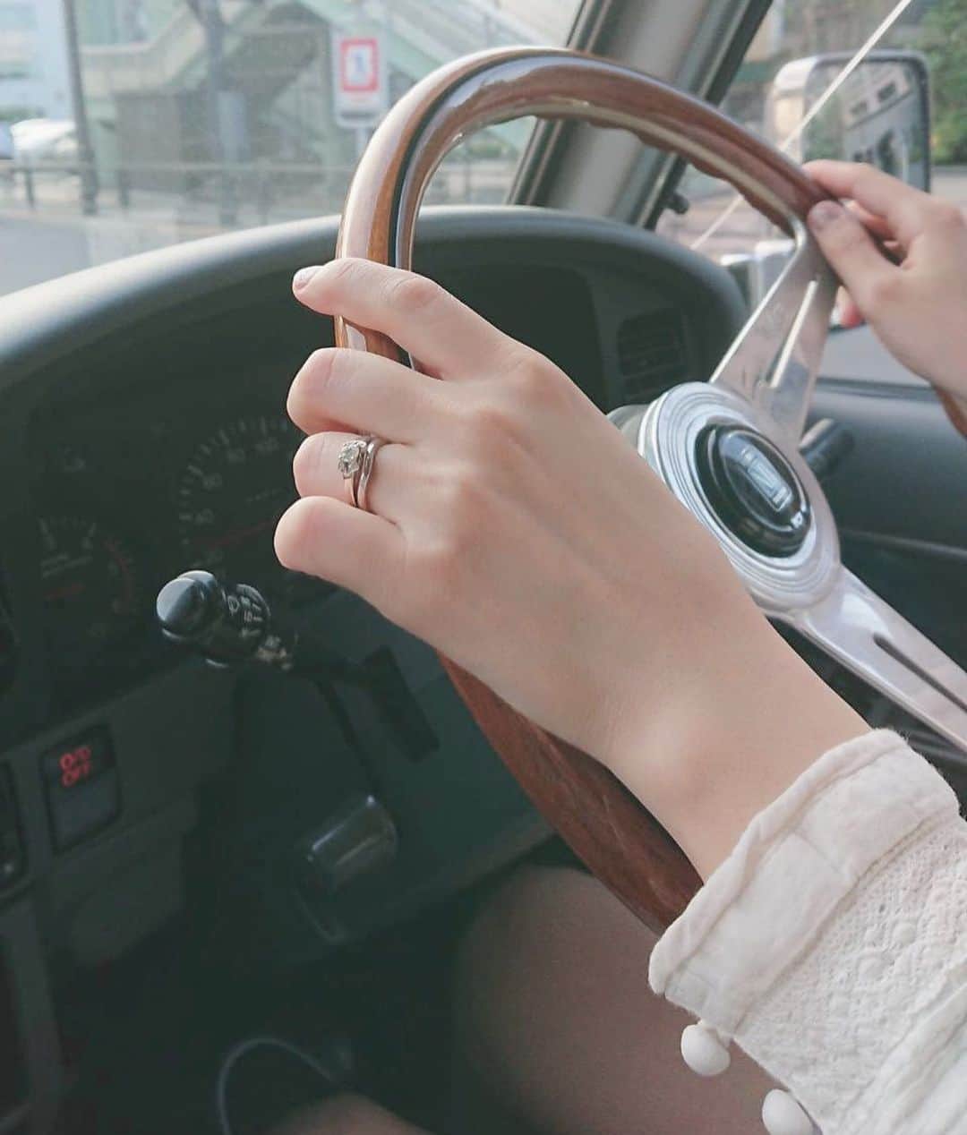 赤神幸依のインスタグラム：「. にやにやと、ぐーぱー、ぐーぱー、して見てる。特別な時だけ、婚約指輪を重ねての、相性のいいカルティエ、バレリーナシリーズ♡」