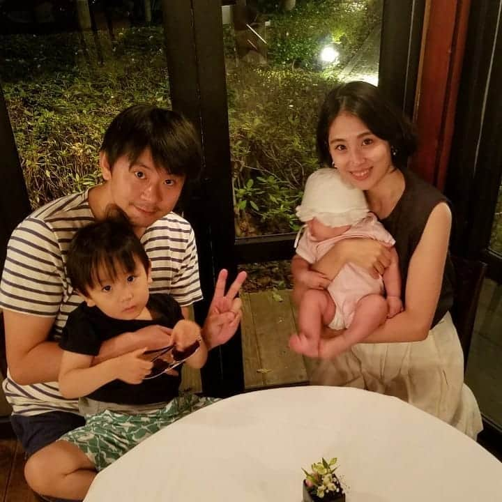 本仮屋リイナさんのインスタグラム写真 - (本仮屋リイナInstagram)「4人集まって、食事会！ この日も見せたぜ、家族愛！ ミンミンミン 暗い外ではセミの合唱隊！ 息子、パパの膝がお決まり！甘え放題😊 娘、顔見えない！why？シャイ？ ノンノンノン🤘 ただ帽子がちょっとでかーい！ 顔見せてちょうだい！ もーまんたい！ ２枚目でかわいい顔を公開！ばんざーい！  #おしまいだよ、じゃんっ #リイナの韻ふむシリーズ」8月20日 21時46分 - riina_motokariya